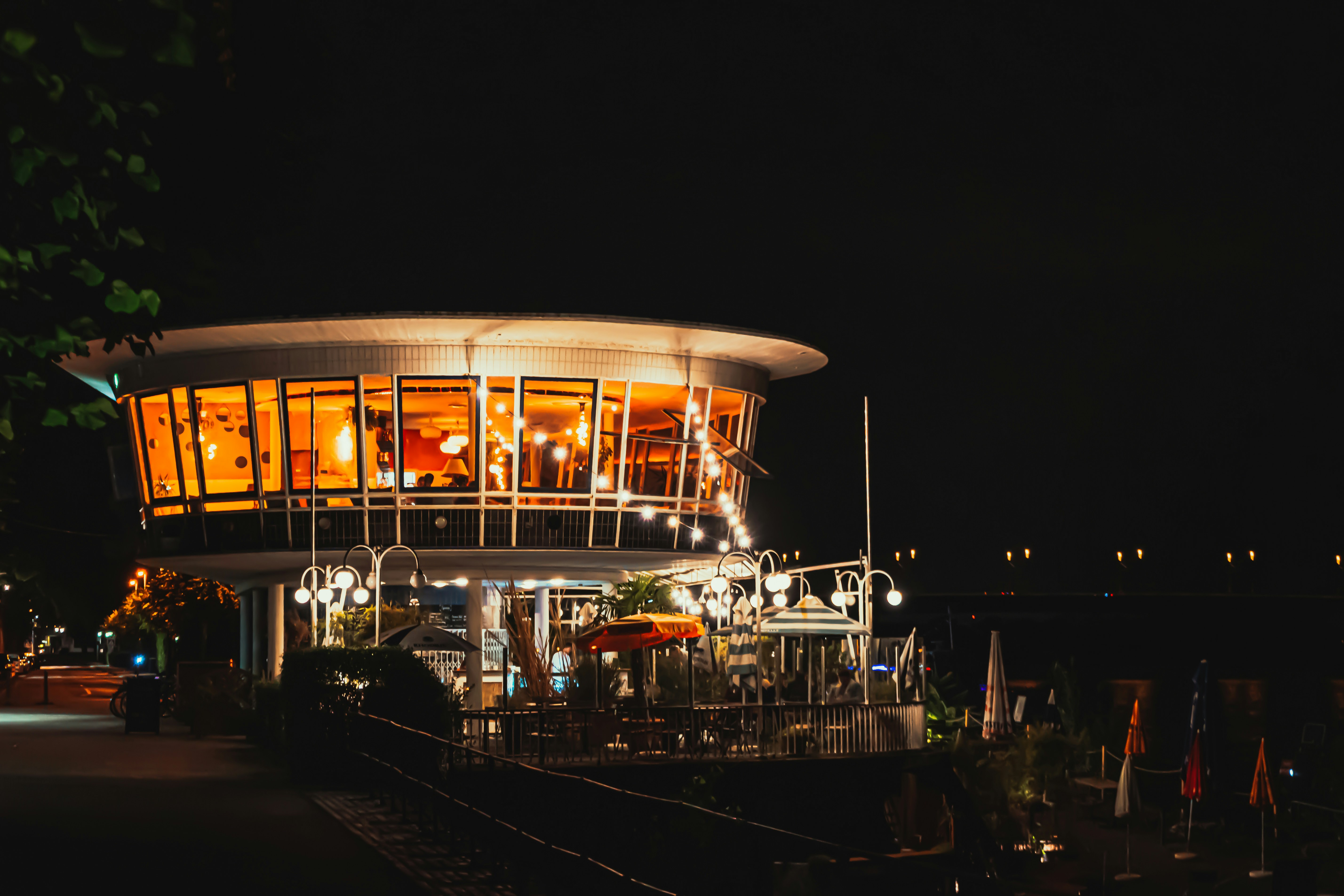 Un restaurant sur un bateau | Source : Unsplash