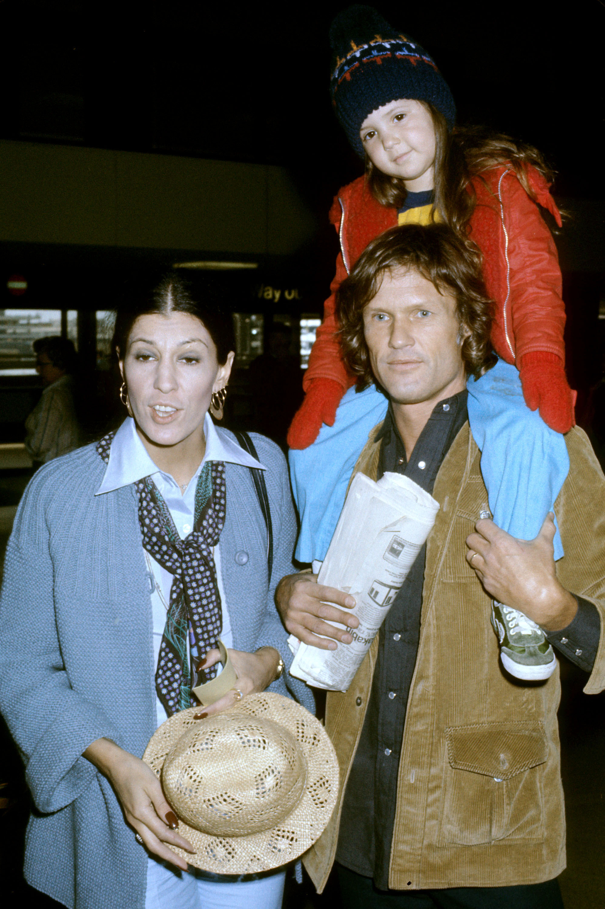 Kris Kristofferson avec sa femme et sa fille à l'aéroport d'Heathrow le 25 novembre 1977 | Source : Getty Images
