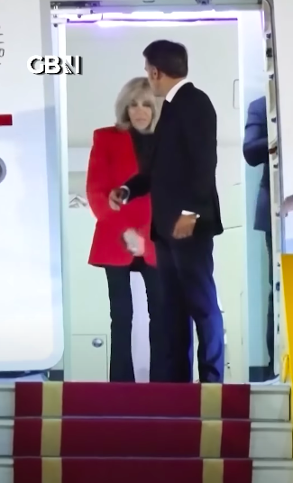 Emmanuel Macron offre son bras à Brigitte Macron. | Source : YouTube/GBNews
