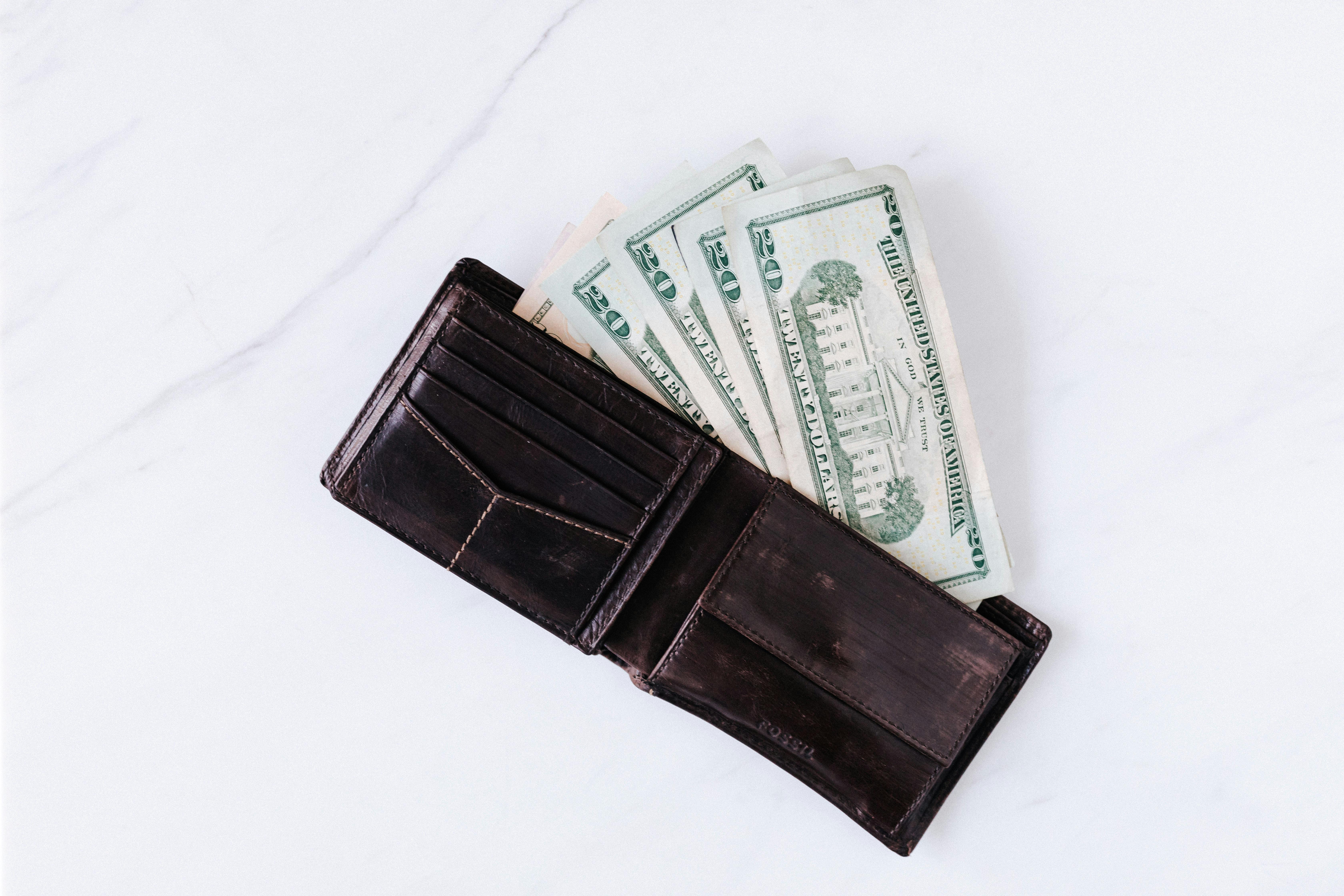 Un portefeuille avec de l'argent | Source : Pexels