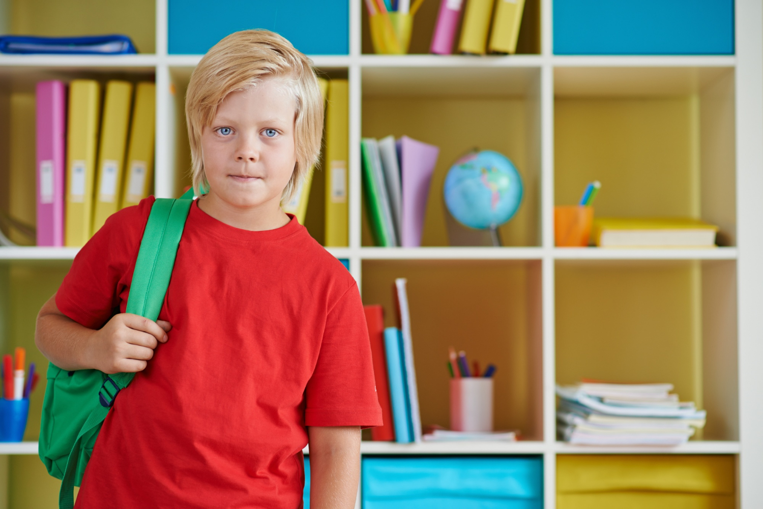 Un jeune garçon avec son sac à dos | Source : Freepik