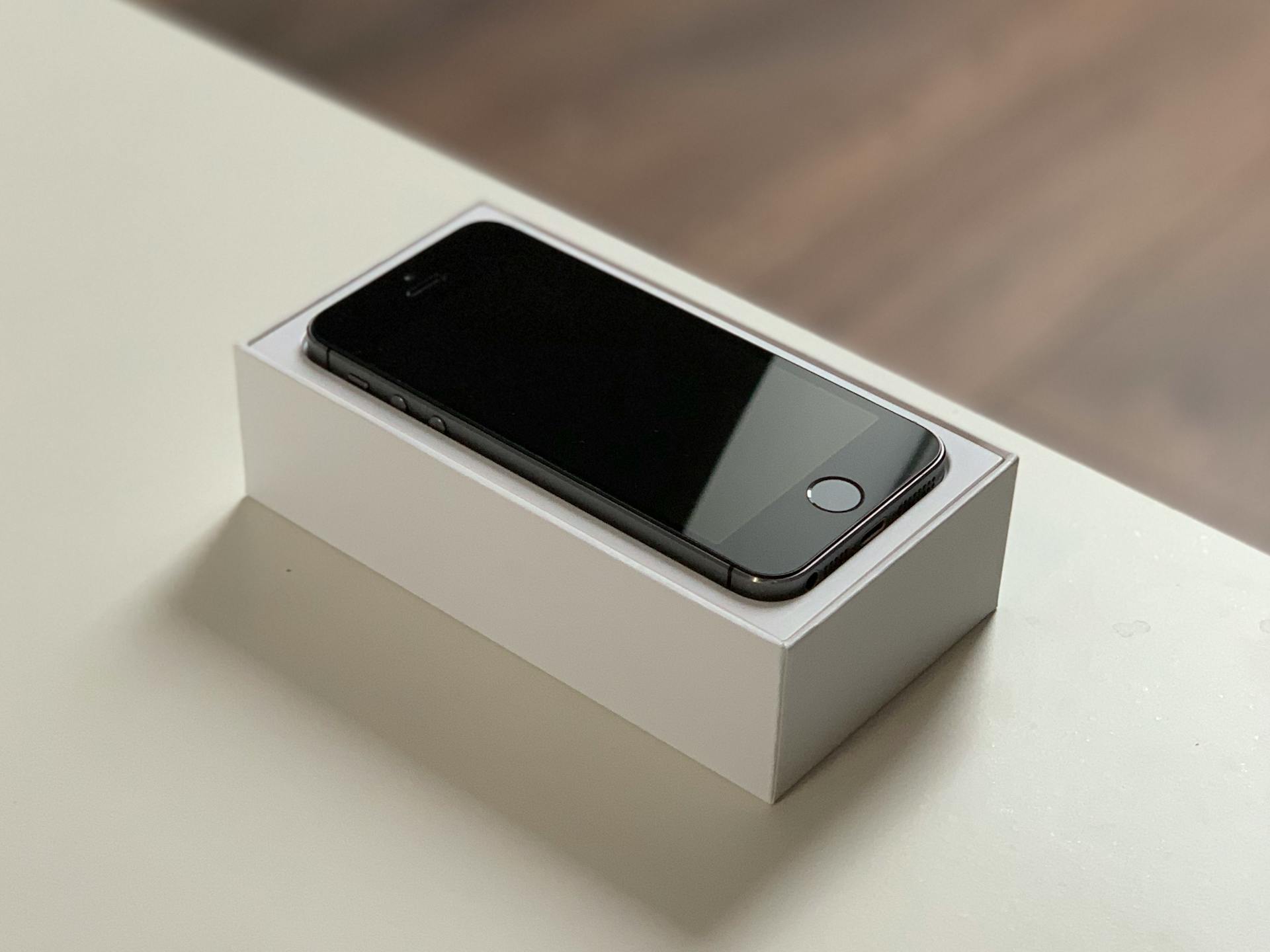 Un nouveau téléphone au-dessus de sa boîte | Source : Pexels