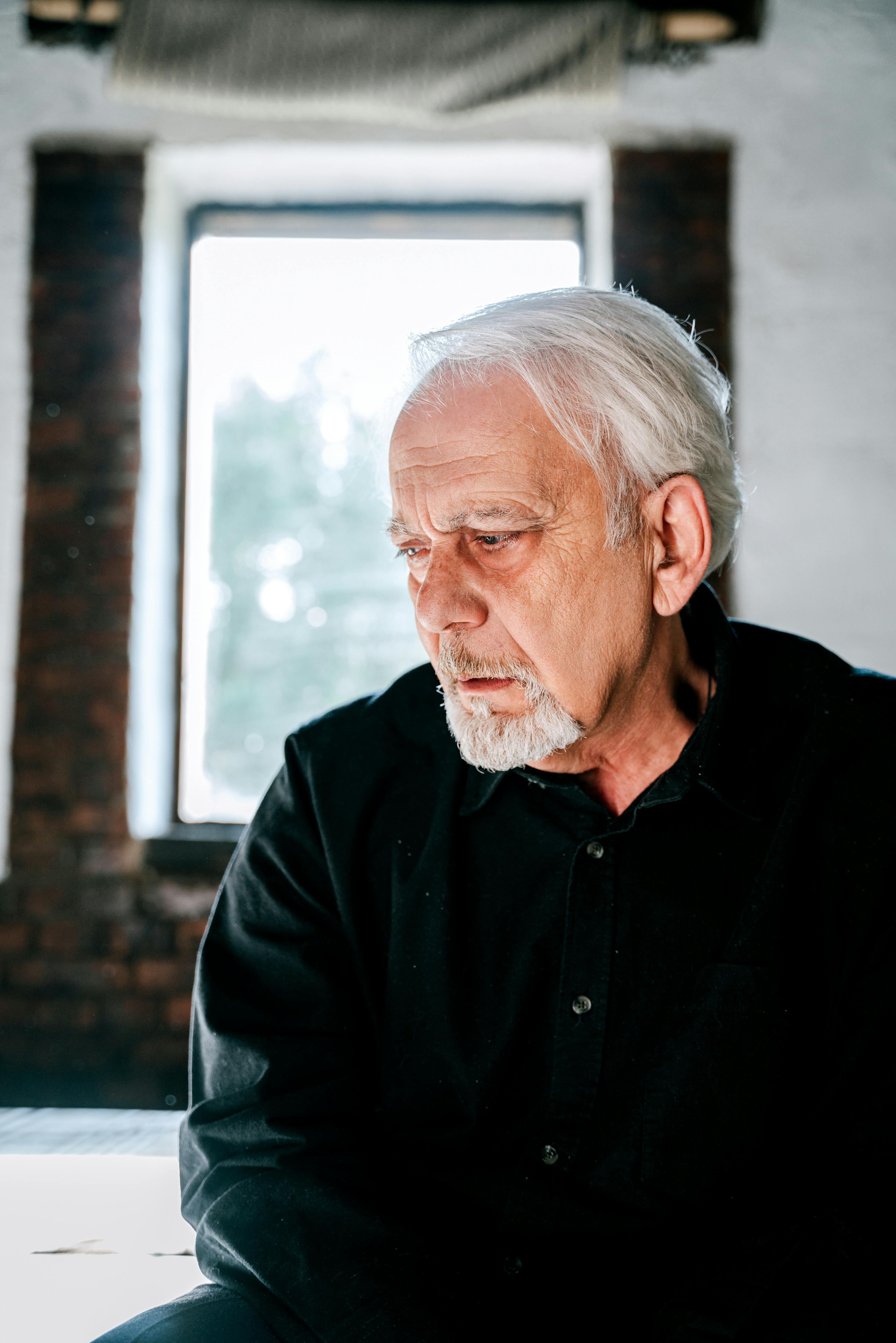 Un vieil homme triste | Source : Pexels