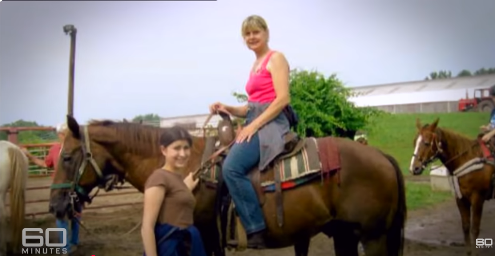 Charla Nash sur un cheval avec sa fille à ses côtés, en date du 11 juin 2025 | Source : YouTube/60MinutesAustralia