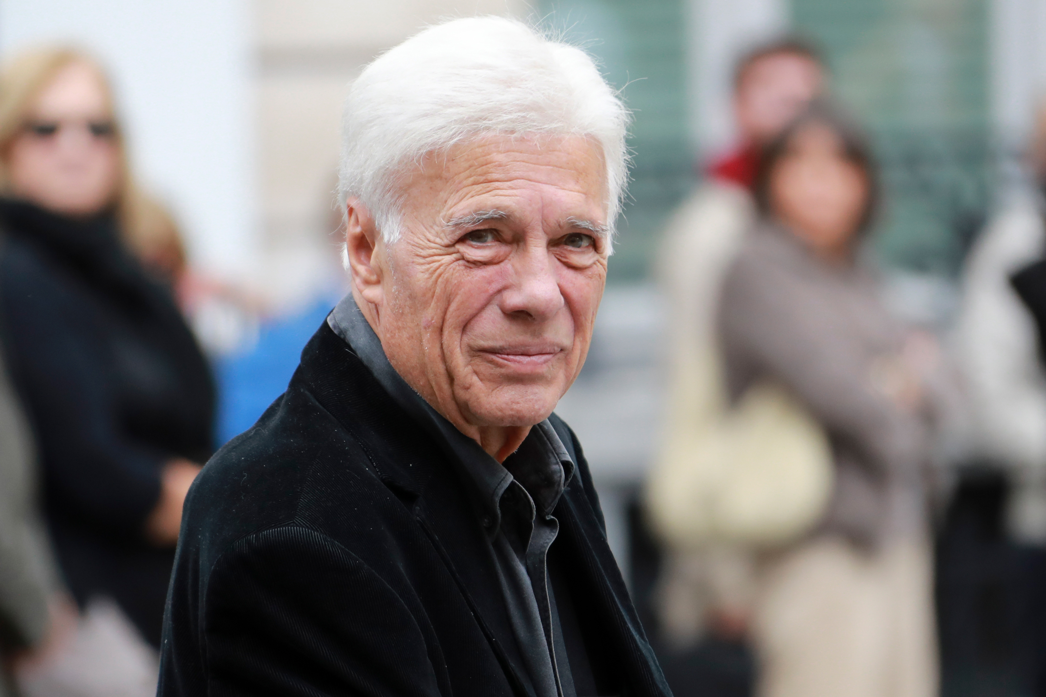 L'acteur français Guy Bedos arrive pour assister aux funérailles de feu l'acteur français Jean Rochefort à l'église Saint-Thomas d'Aquin le 13 octobre 2017 à Paris I Source : Getty Images