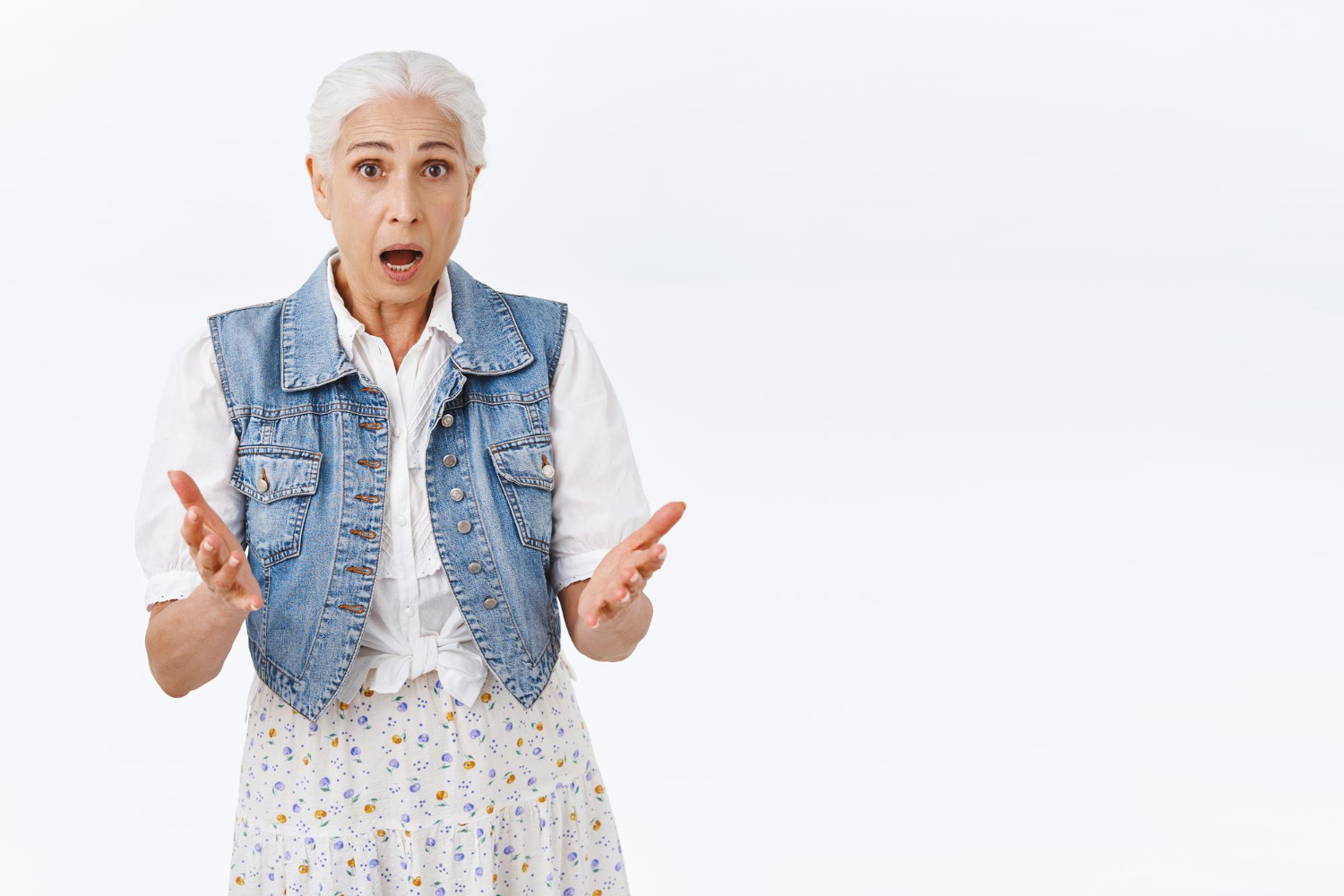 Une femme âgée anxieuse | Source : Freepik