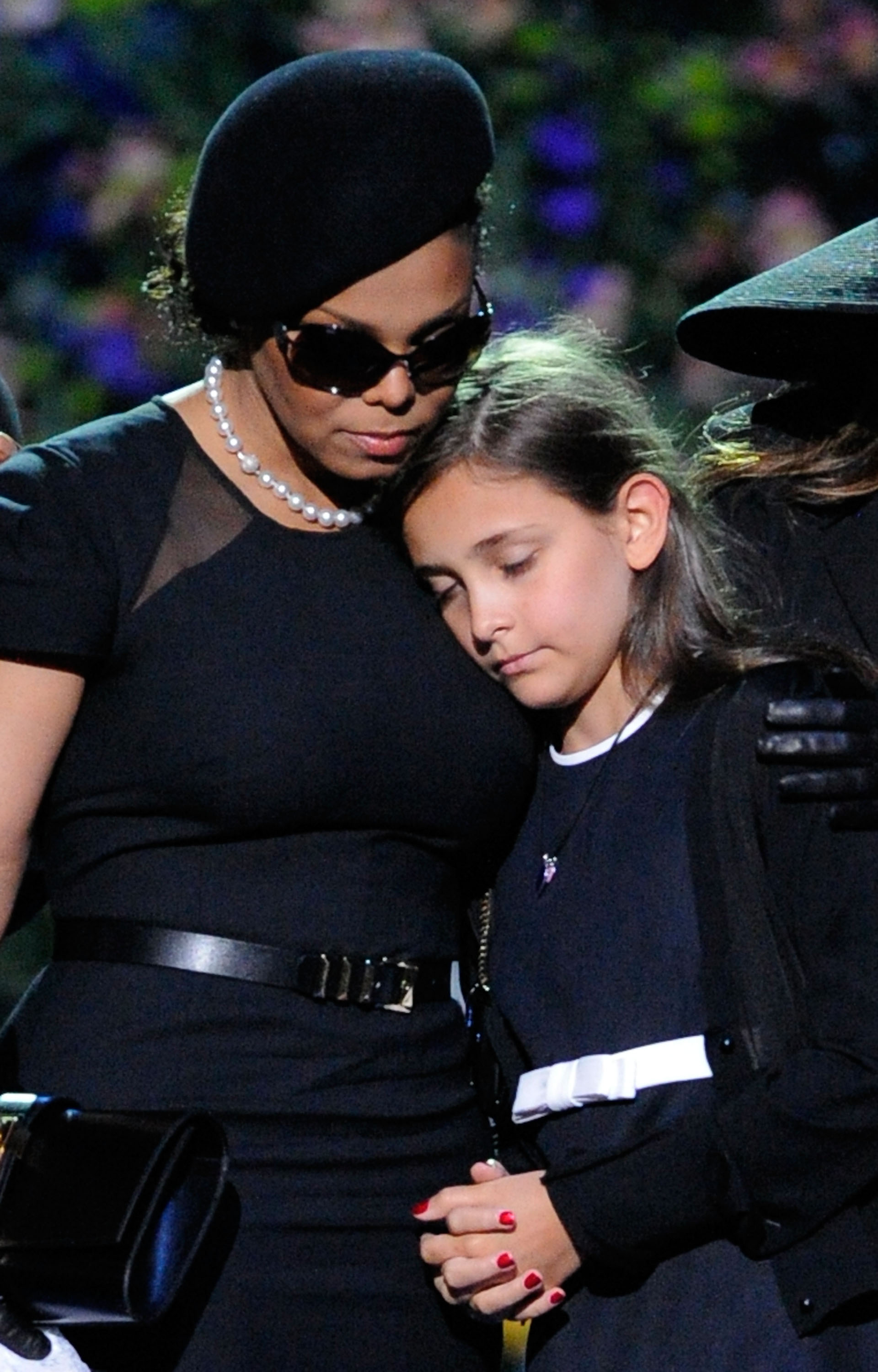 Janet Jackson et Paris Jackson s'étreignent sur scène lors du service commémoratif public de Michael Jackson qui s'est tenu au Staples Center le 7 juillet 2009 à Los Angeles, en Californie. | Source : Getty Images
