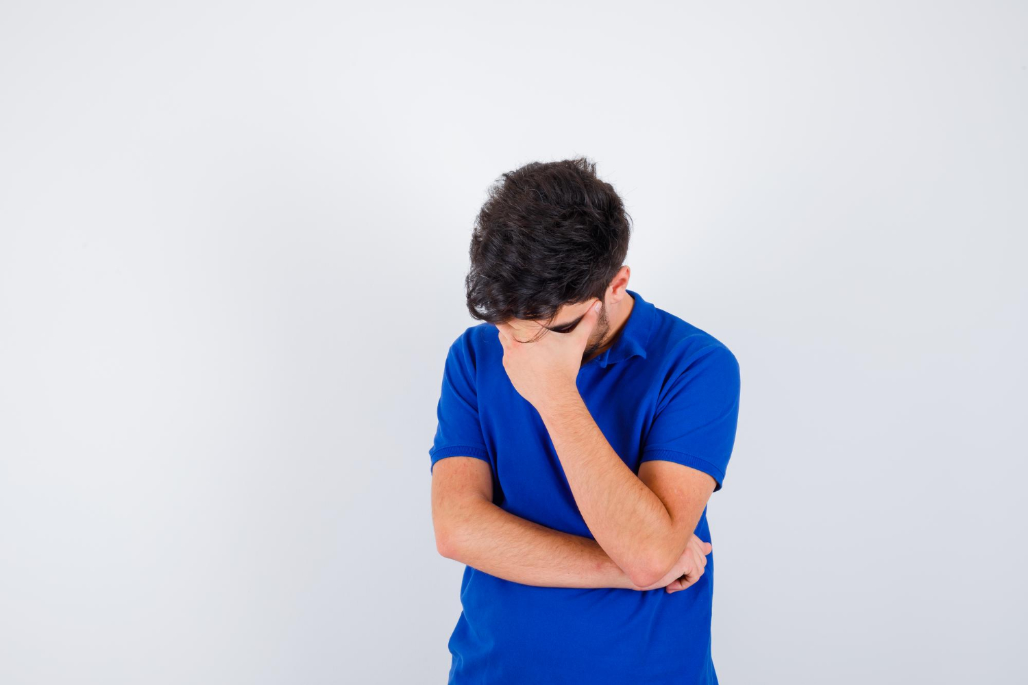 Un homme en détresse | Source : Freepik