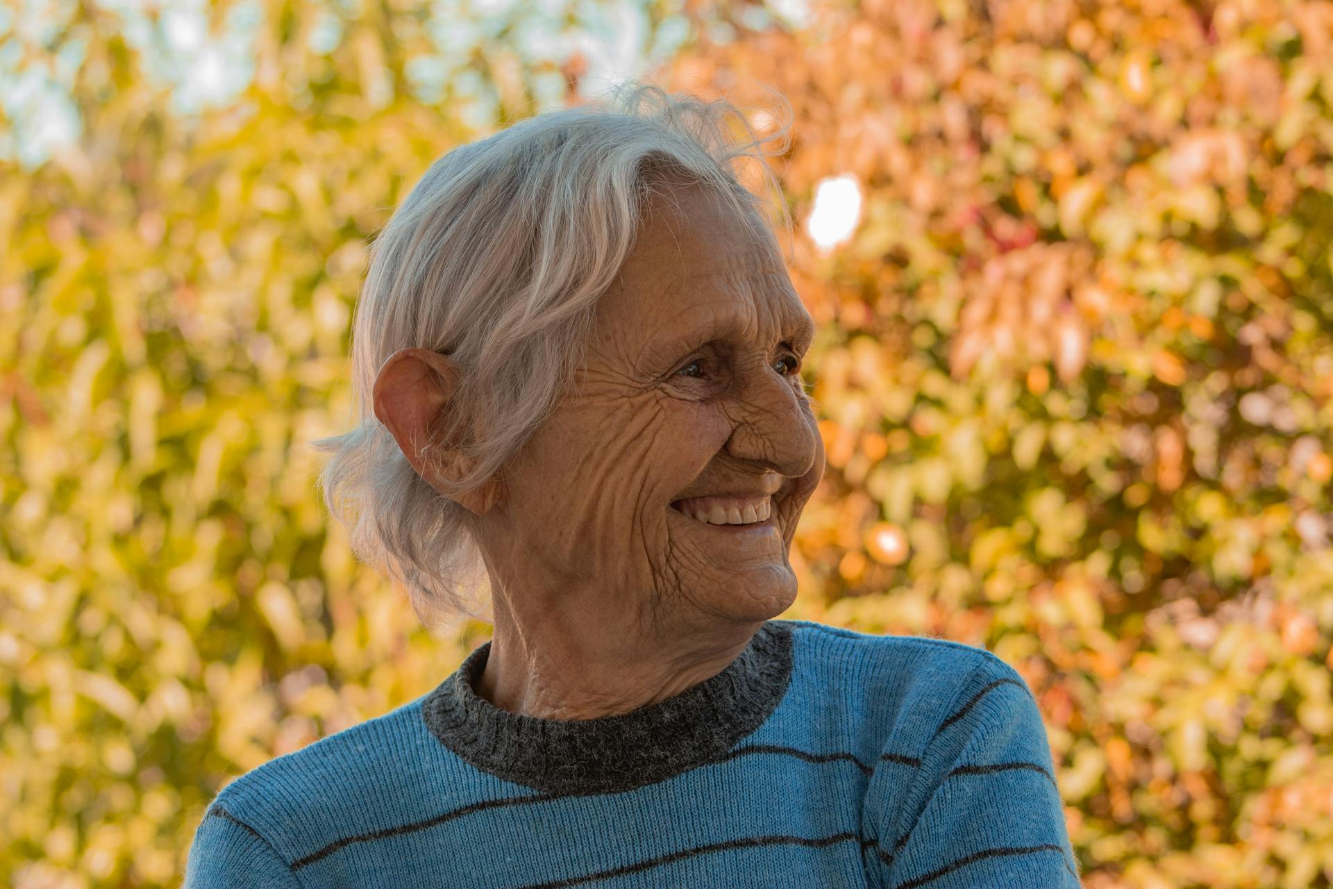 Une femme âgée heureuse et souriante | Source : Pexels