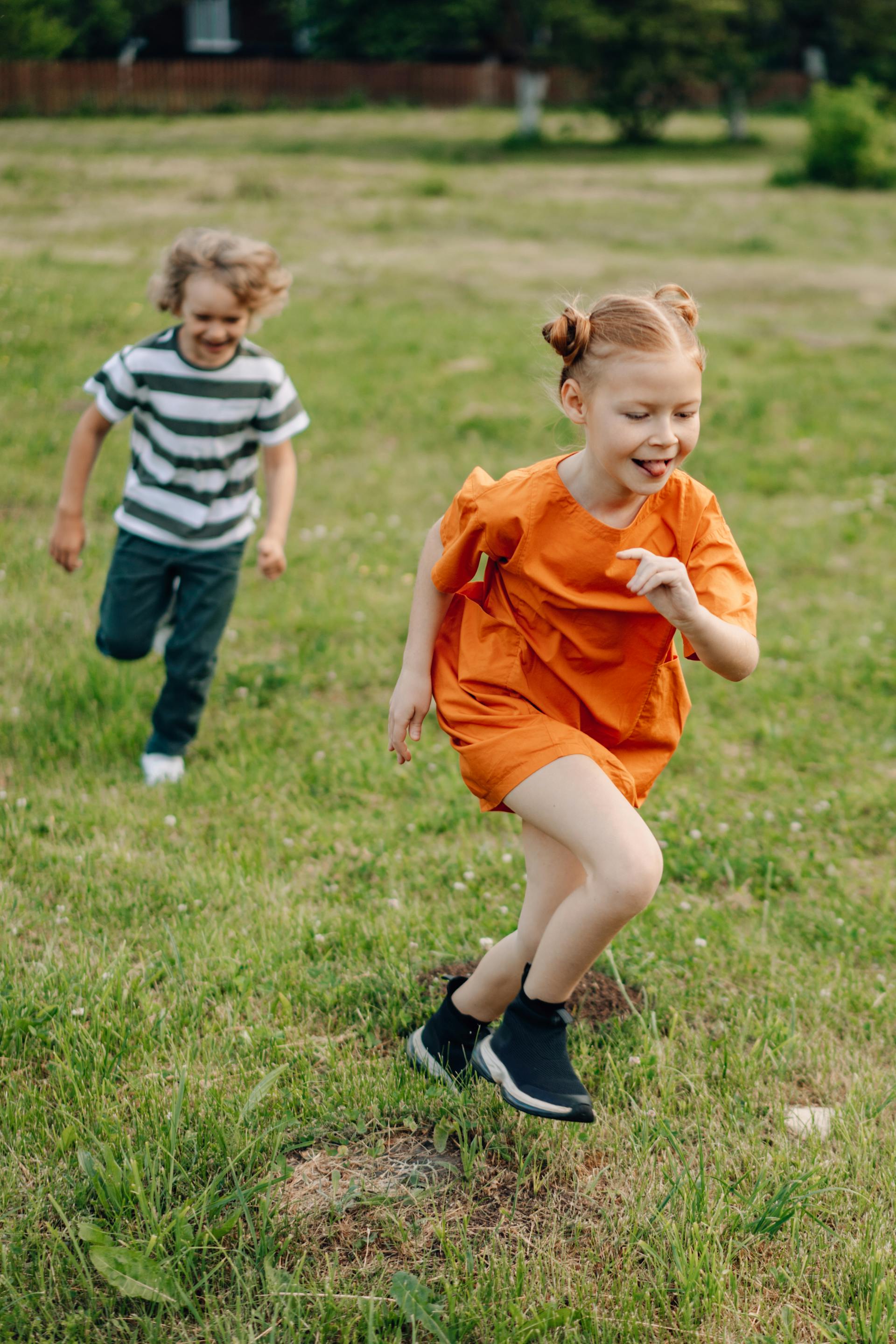 Des enfants heureux jouent dehors | Source : Pexels