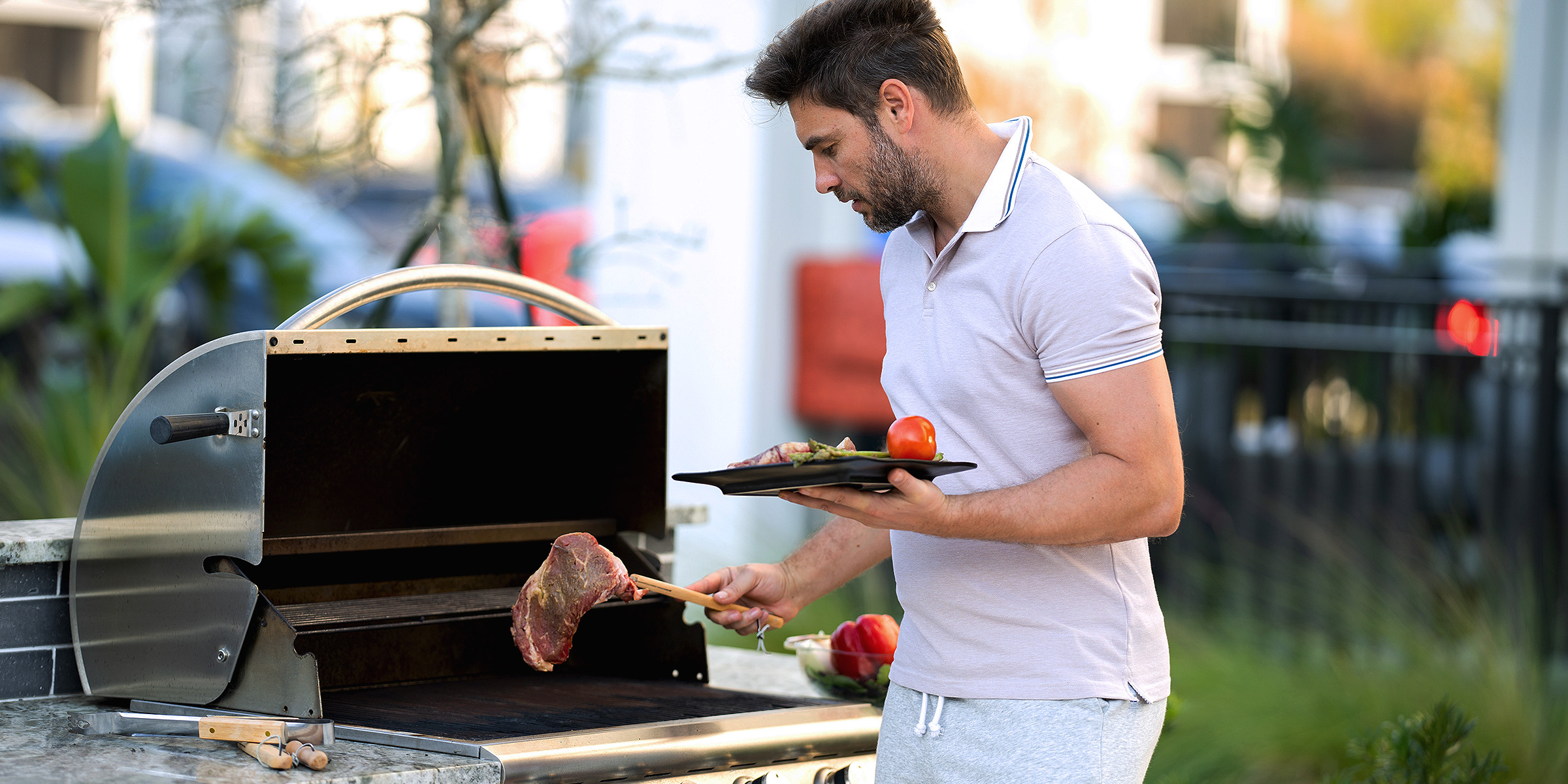 Un homme en train de faire un barbecue | Source : Shutterstock