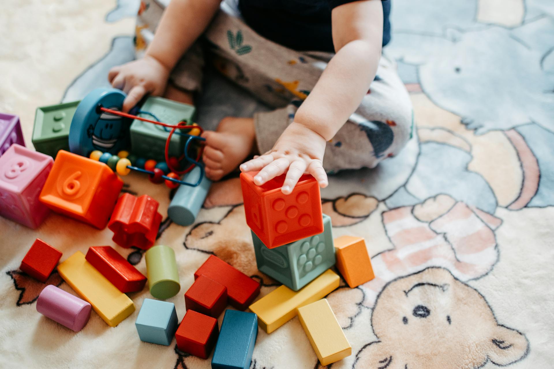 Un enfant qui joue avec des blocs | Source : Pexels