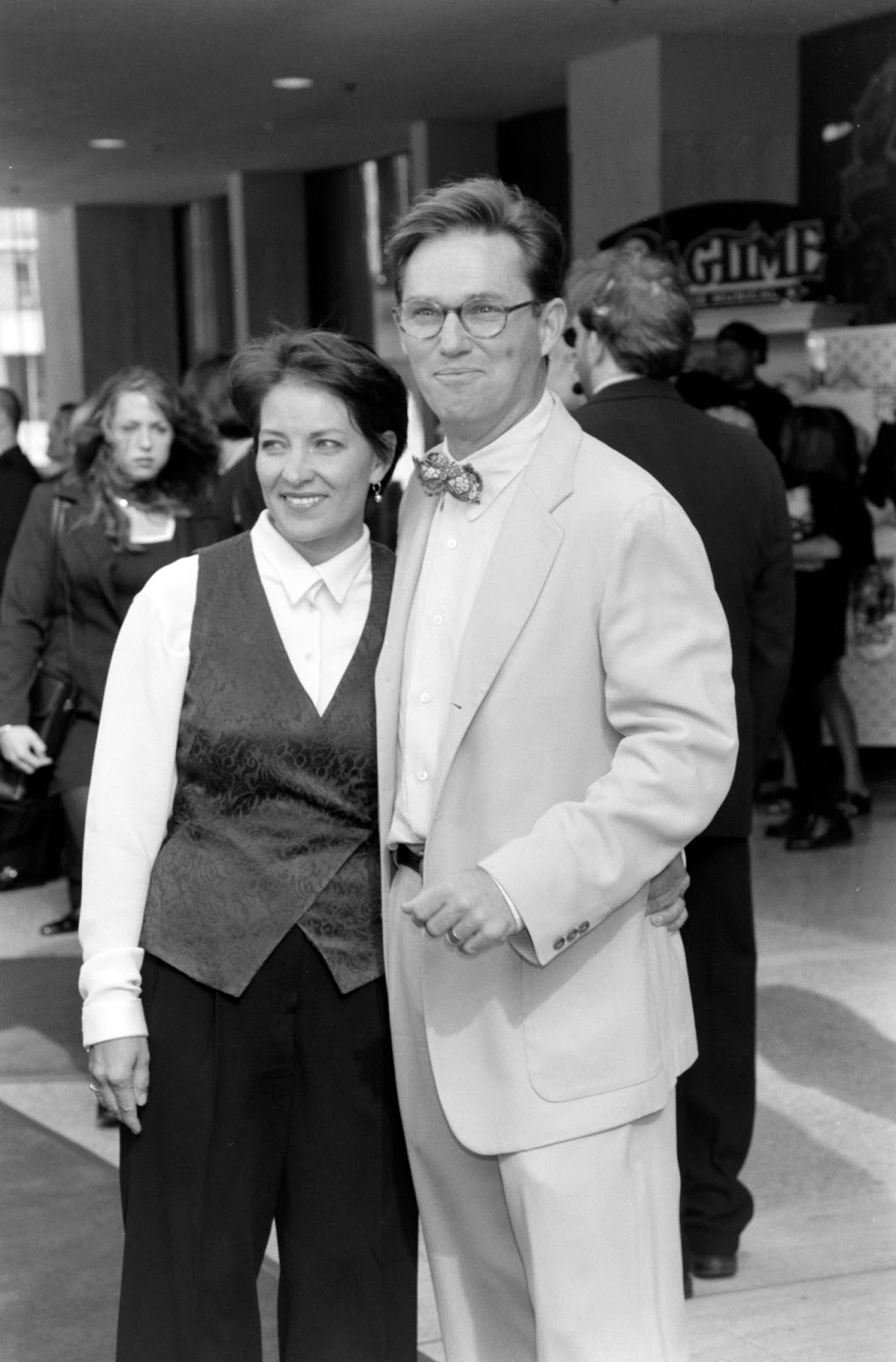 Georgiana Bischoff et Richard Thomas lors de la première locale de « Ragtime : The Musical » le 15 juin 1997. | Source : Getty Images