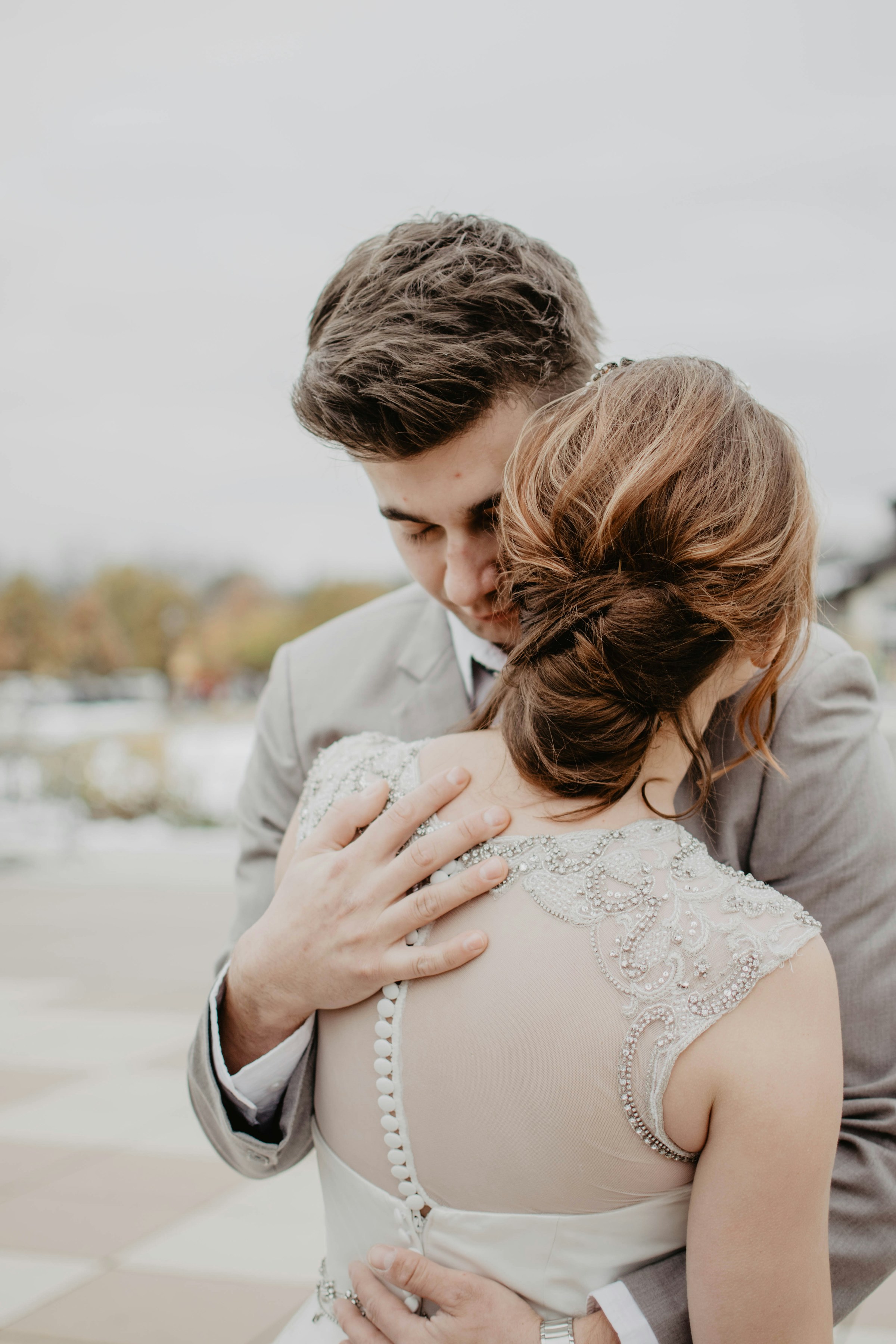 Un couple qui se prend dans les bras | Source : Unsplash