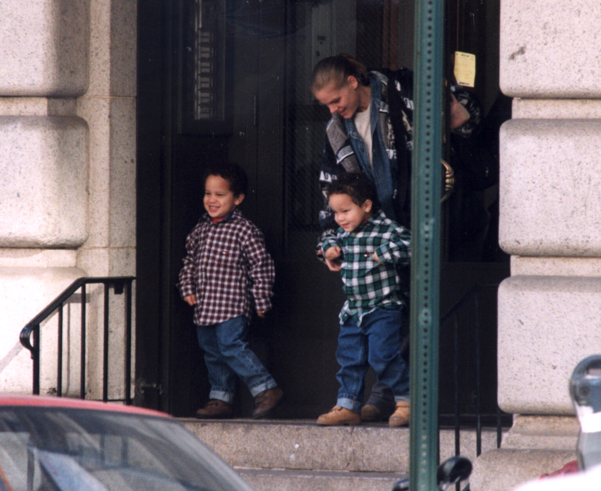 Tookie Smith avec les fils de Robert De Niro, Aaron et Julian, le 6 novembre 1998 | Source : Getty Images