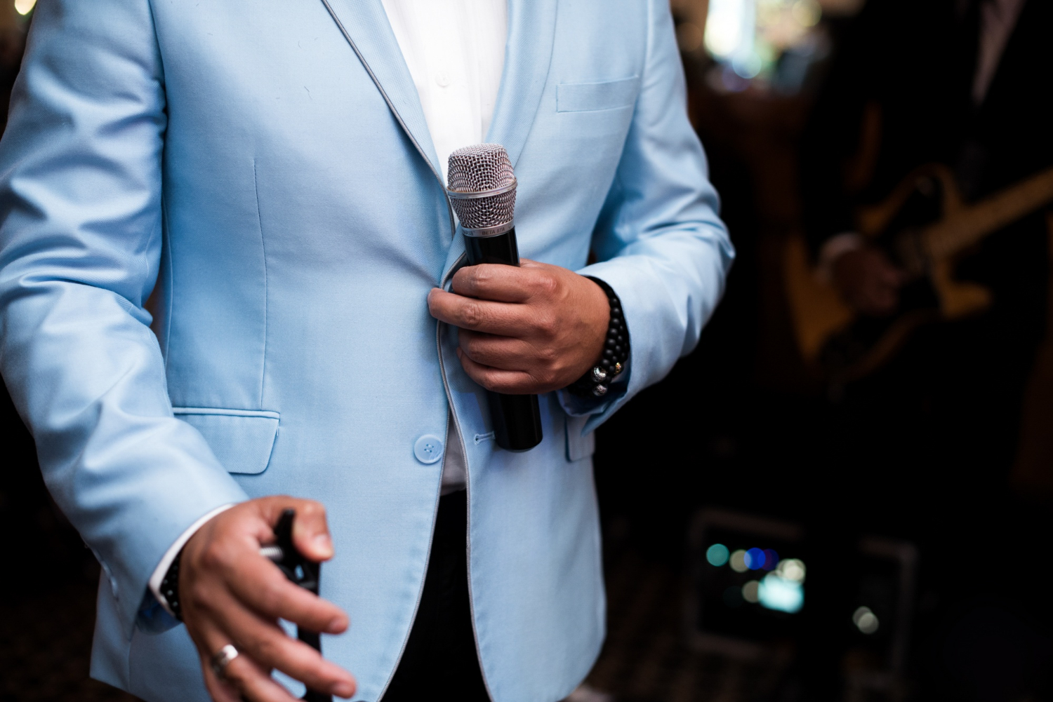 Un homme tenant un microphone | Source : Freepik