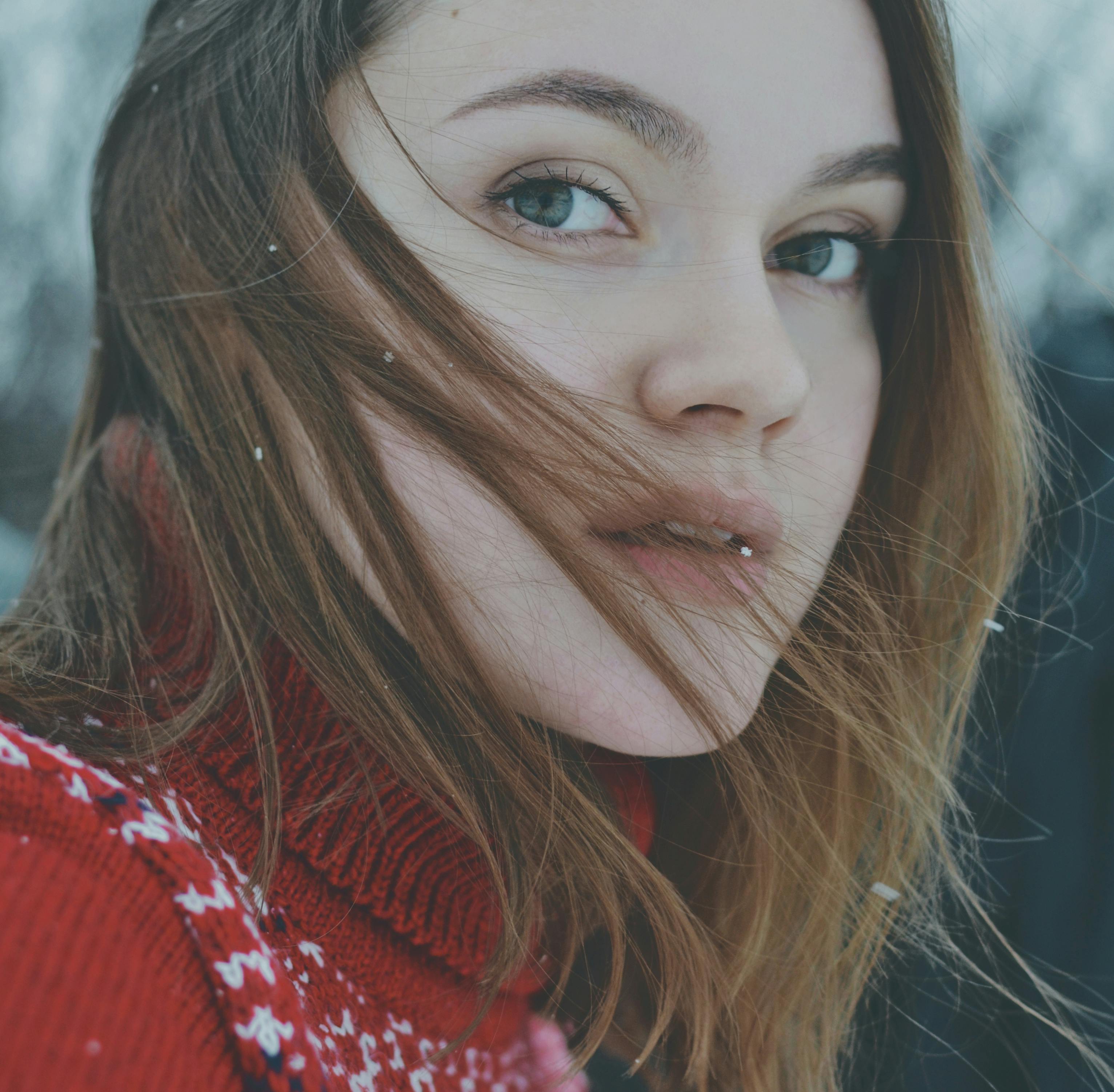 Une femme craintive dans la neige | Source : Pexels