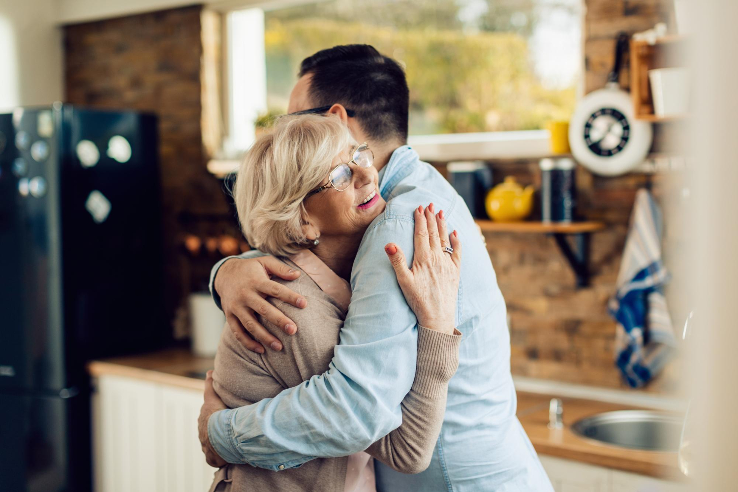 Une mère qui serre son fils dans ses bras | Source : Freepik
