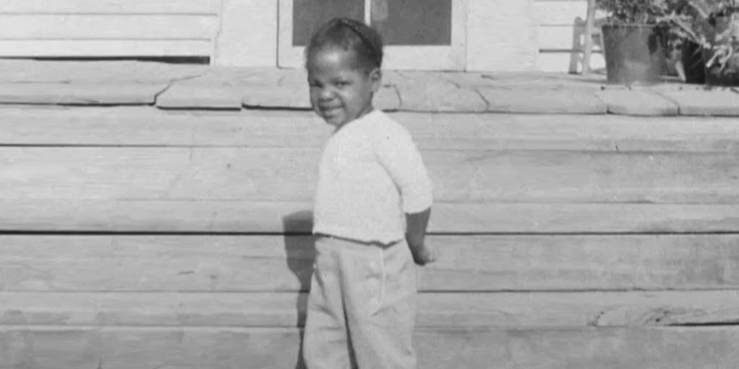 Photo de la star lorsqu'elle était une petite fille | Source : YouTube/@DoctorOz