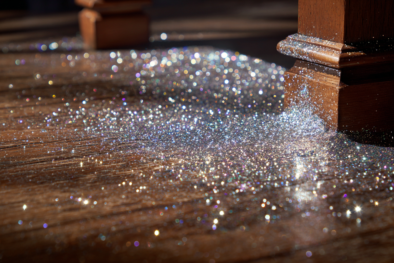 Paillettes argentées sur le sol | Source : Midjourney