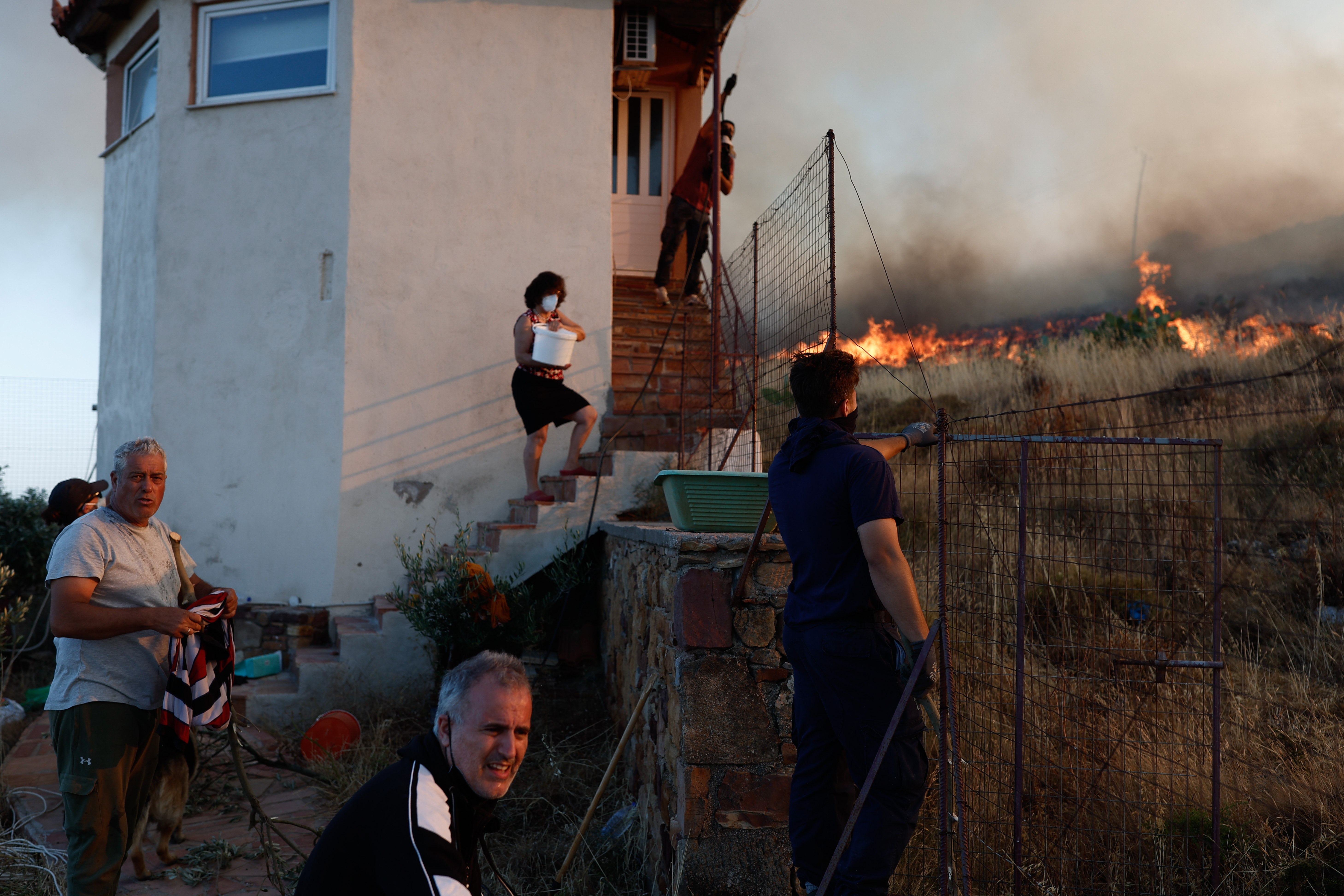 De la fumée s'élève alors que les pompiers interviennent sur l'incendie qui s'est déclaré à Chios, en Grèce, le 22 juin 2025 I Source : Getty Images