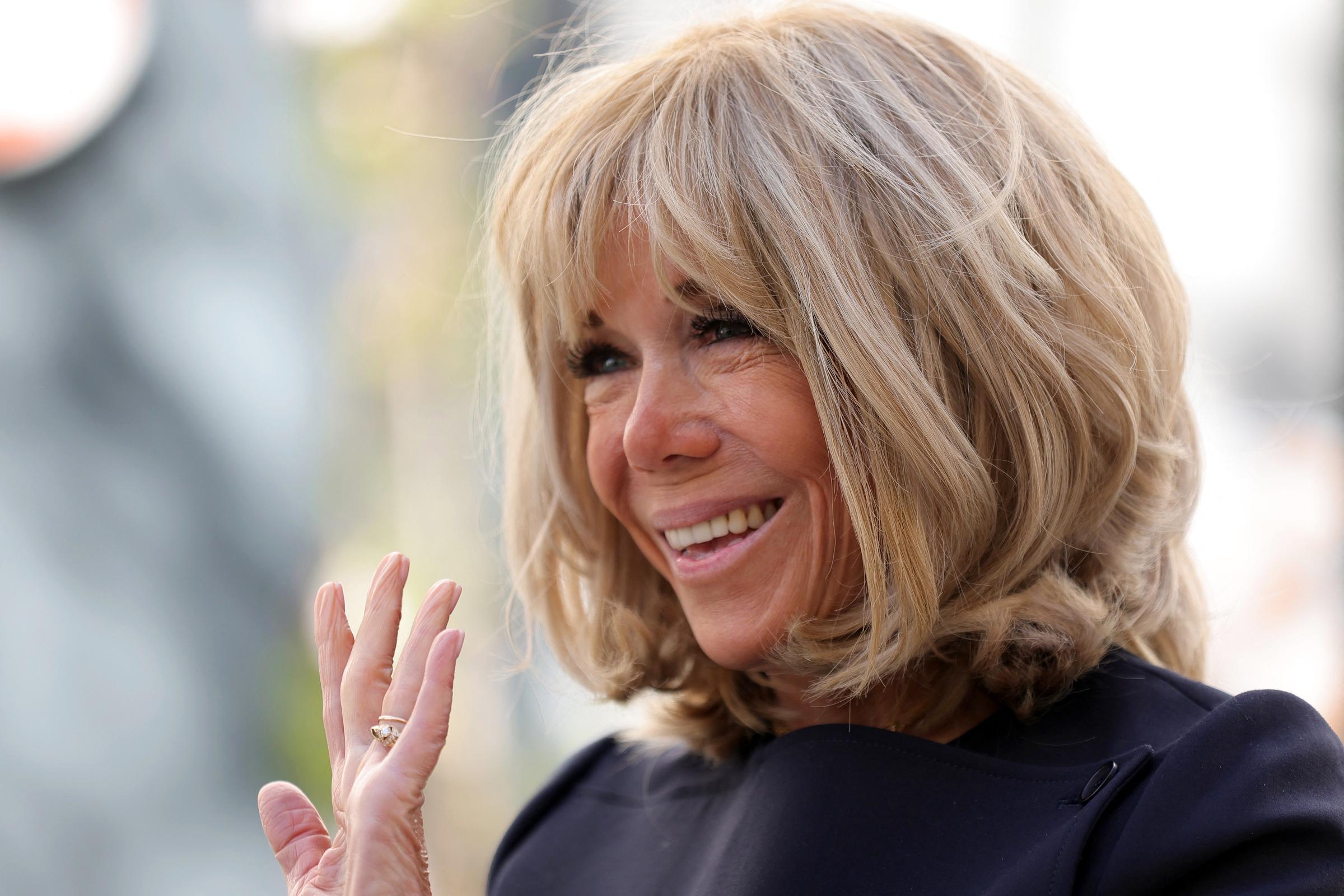 La Première dame française Brigitte Macron visite l'école maternelle Dussoubs en compagnie de la reine du Danemark à Paris, le 1er avril 2025 I Source : Getty Images