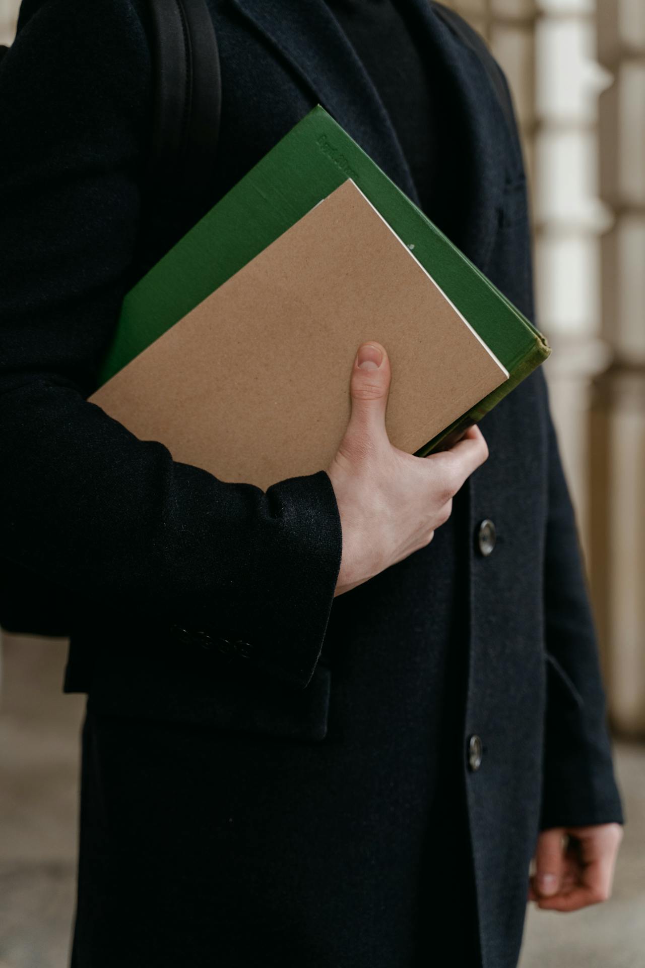Une personne tenant des dossiers | Source : Pexels