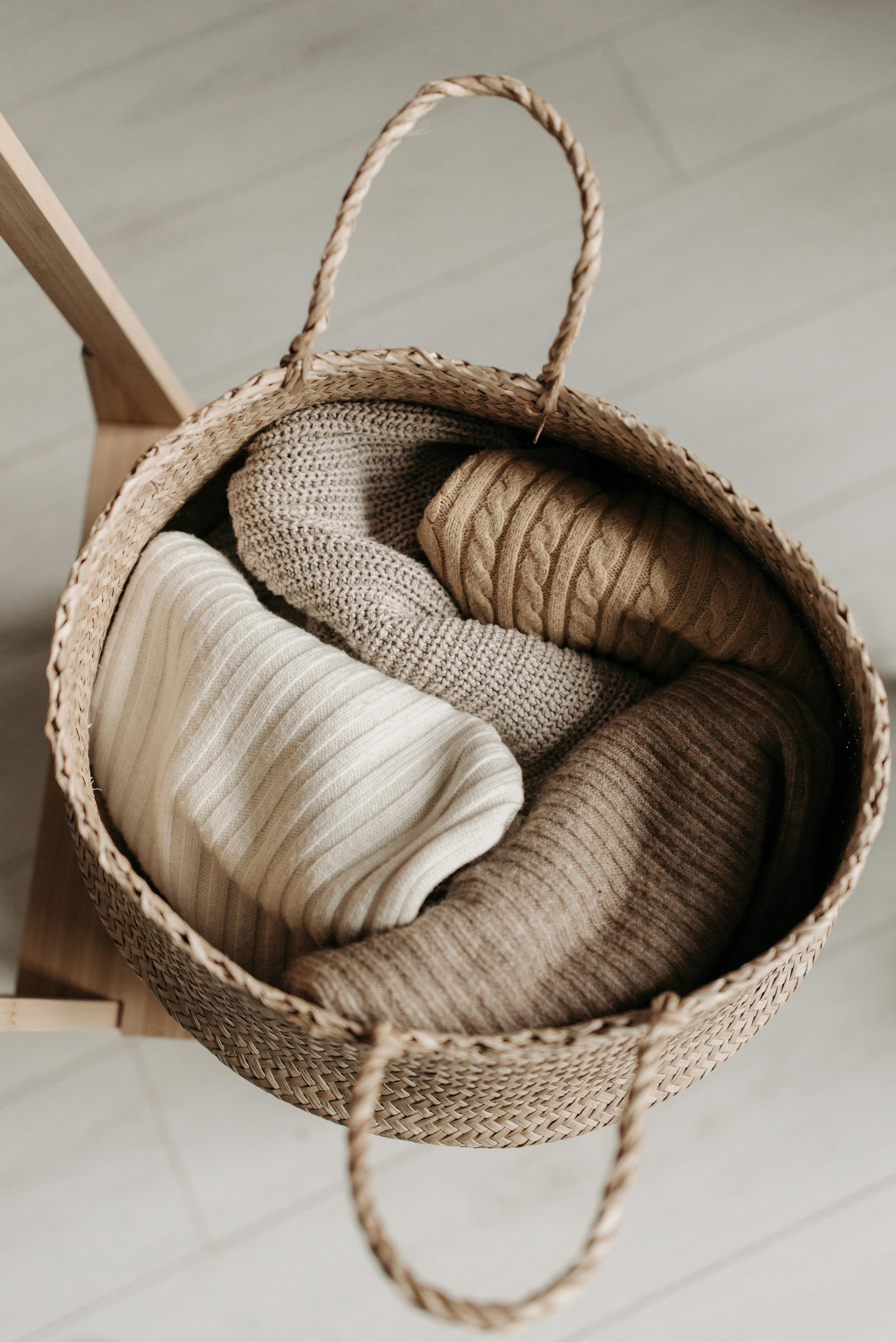 Cardigans posés dans un panier | Source : Pexels