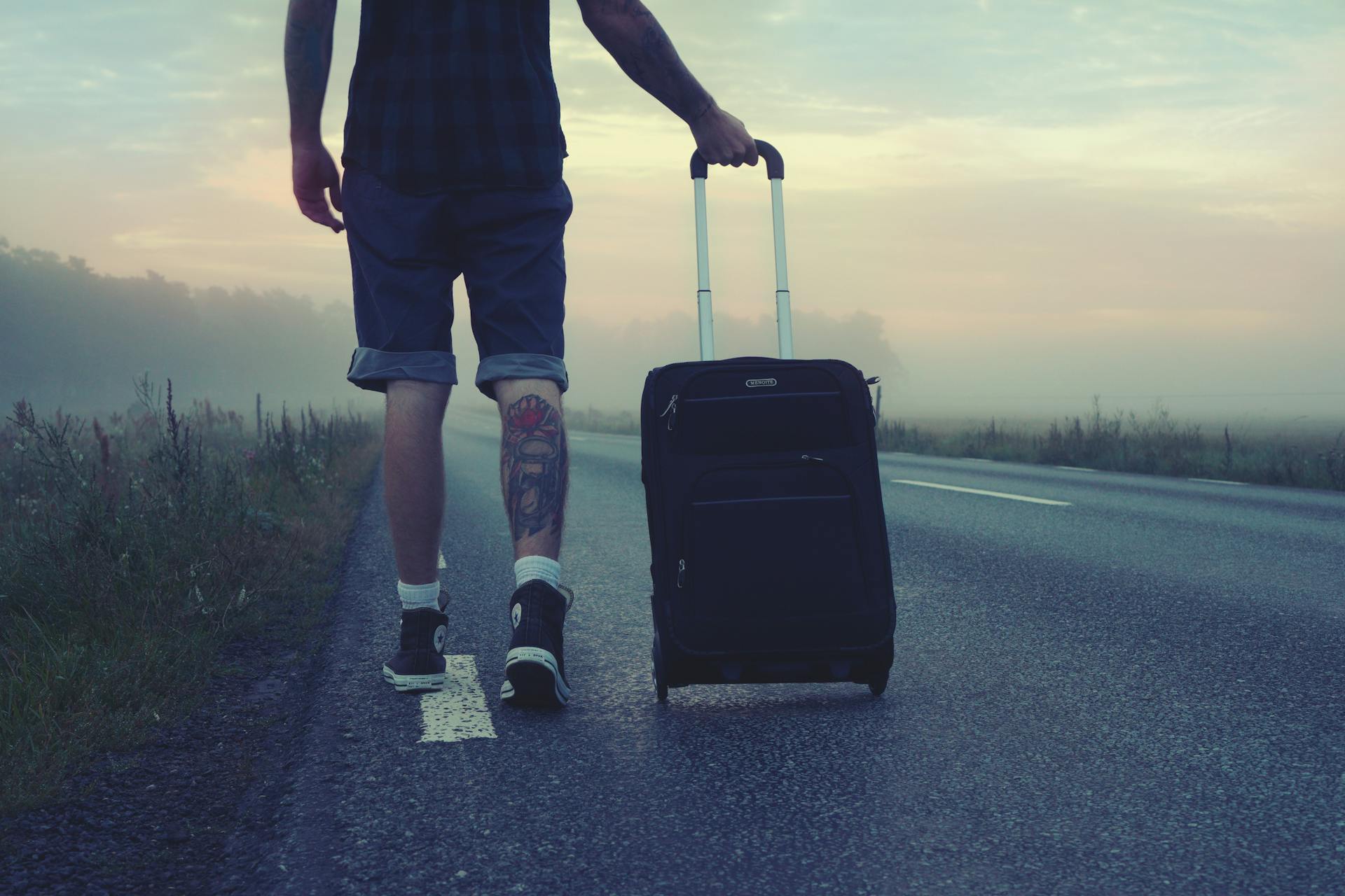 Un homme s'éloignant avec un sac de bagages | Source : Pexels