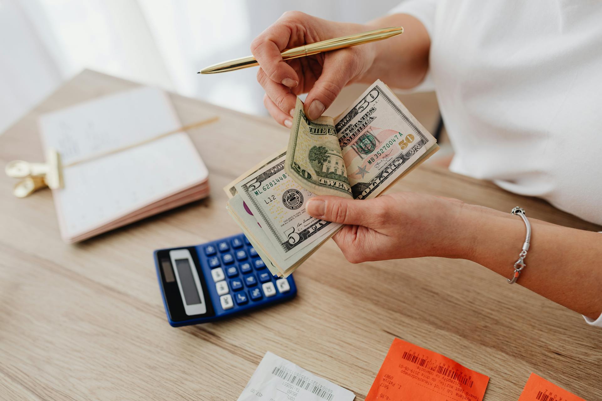 Une femme qui compte son argent | Source : Pexels