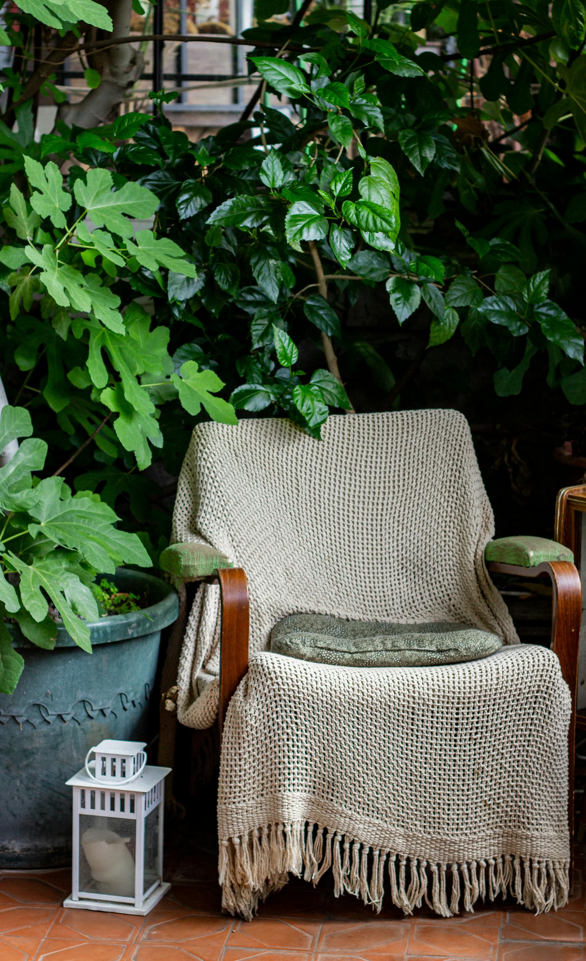 Une couverture jetée drapée sur une chaise | Source : Pexels