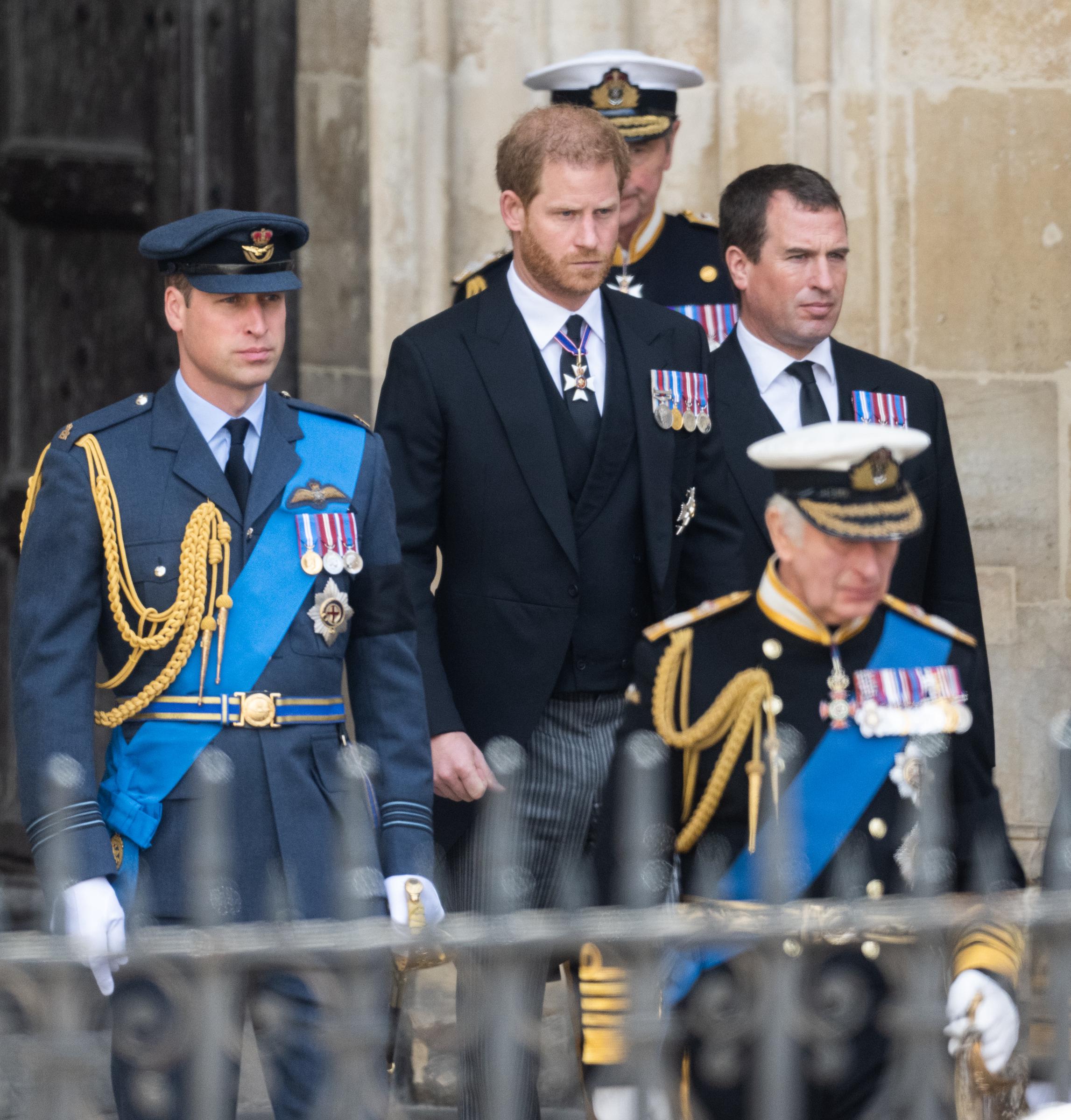 Le prince Harry et son frère, le prince William, prince de Galles, lors des funérailles nationales de la reine Élisabeth II à l'abbaye de Westminster à Londres, en Angleterre, le 19 septembre 2022 | Source : Getty Images