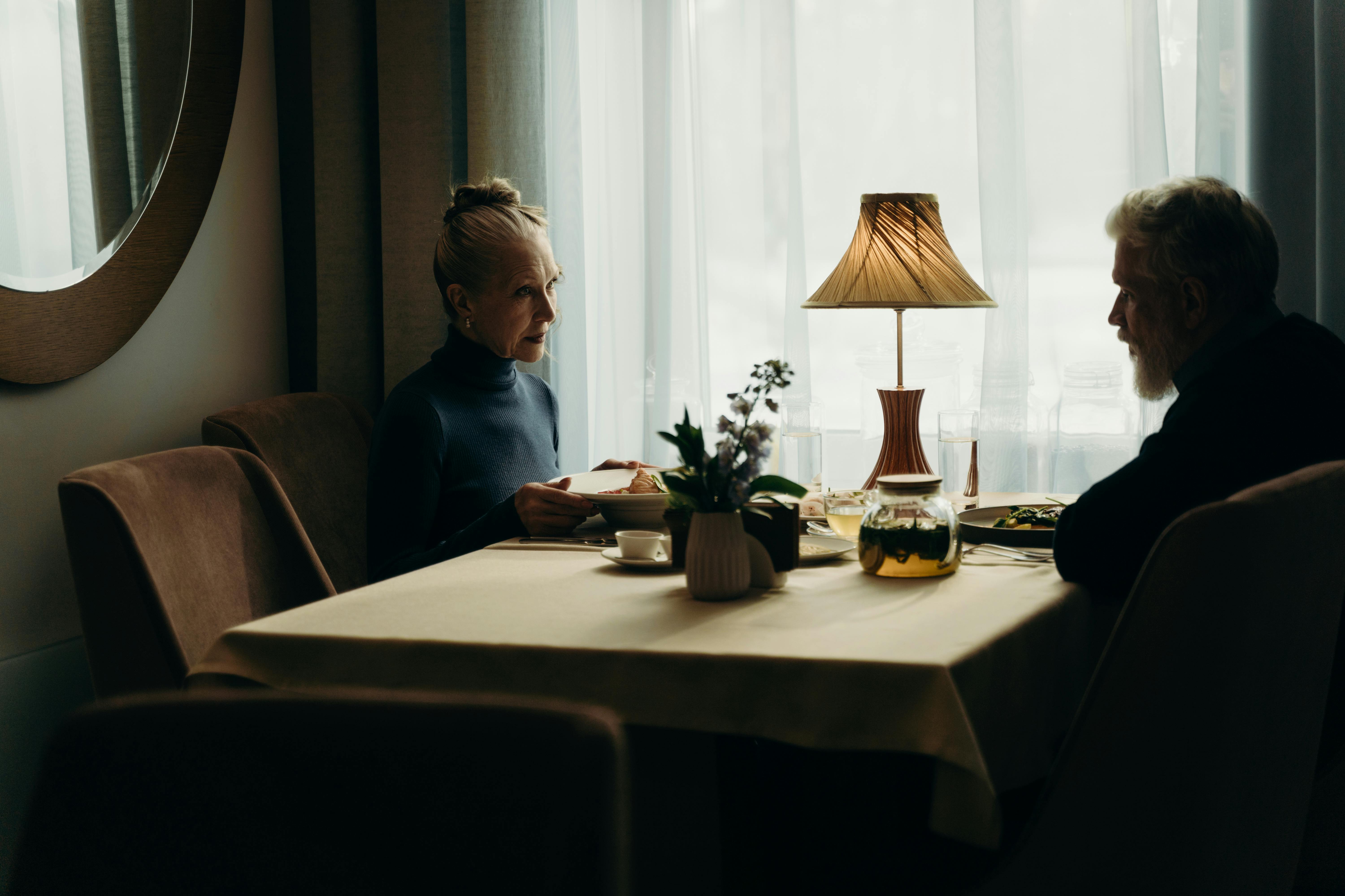 Un couple de seniors dans un restaurant | Source : Pexels