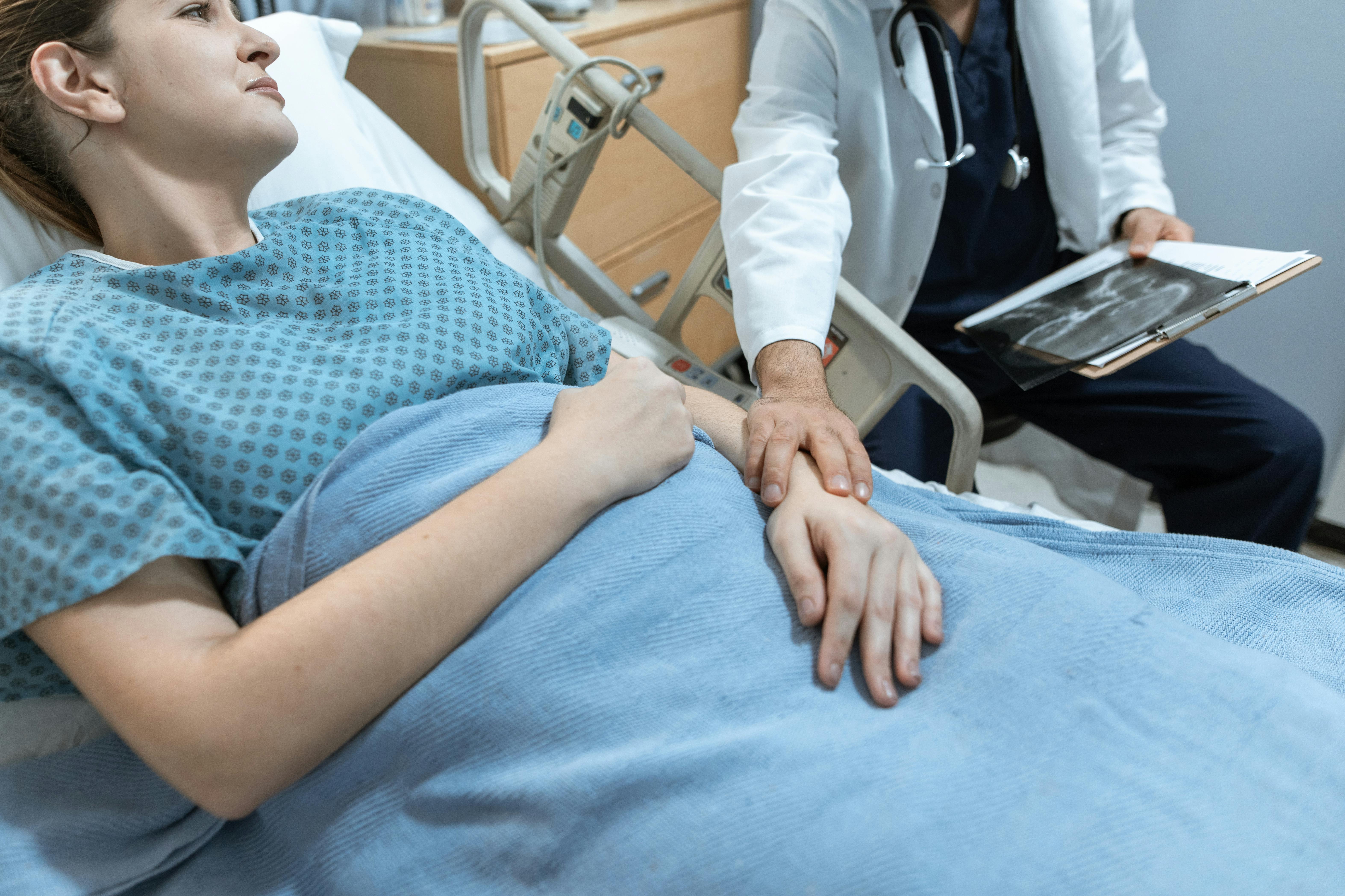 Un médecin s'occupant d'une femme malade | Source : Pexels