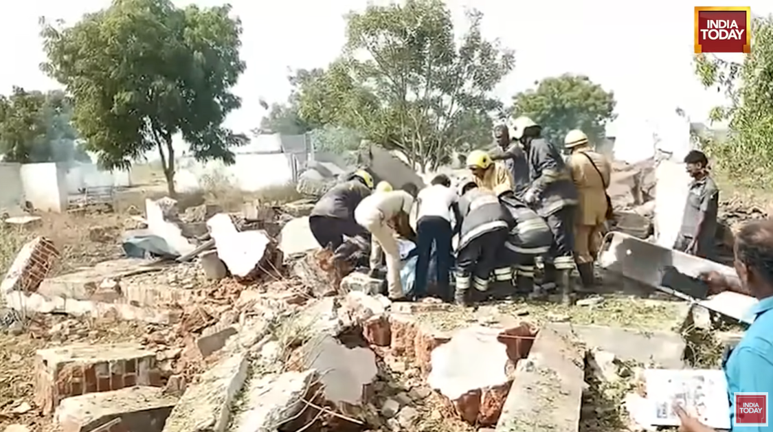 Des secouristes fouillent les décombres sur le site de l'explosion de l'usine pharmaceutique, posté le 1er juillet 2025 | Source : YouTube/India Today