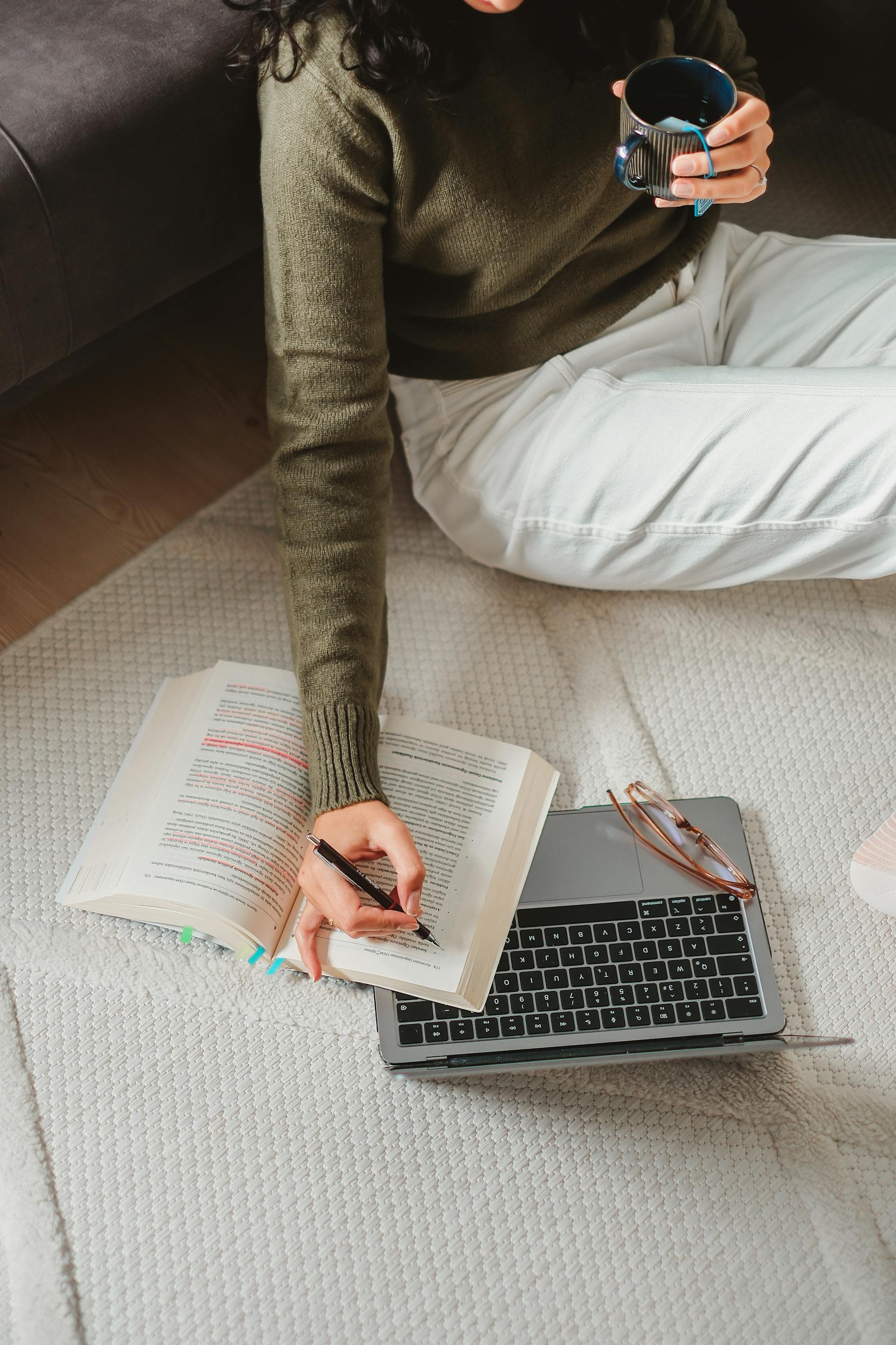 Une femme qui étudie | Source : Pexels