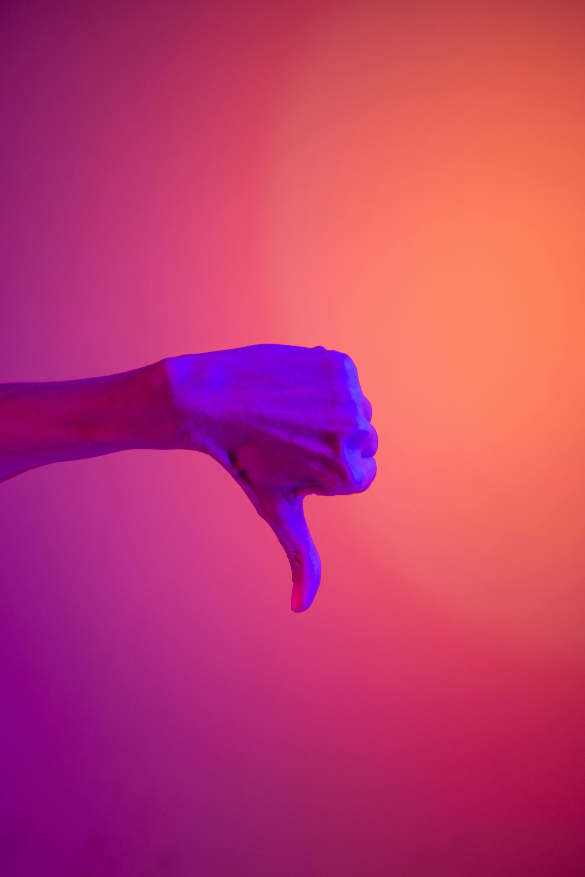 Une personne qui fait un pouce vers le bas | Source : Pexels