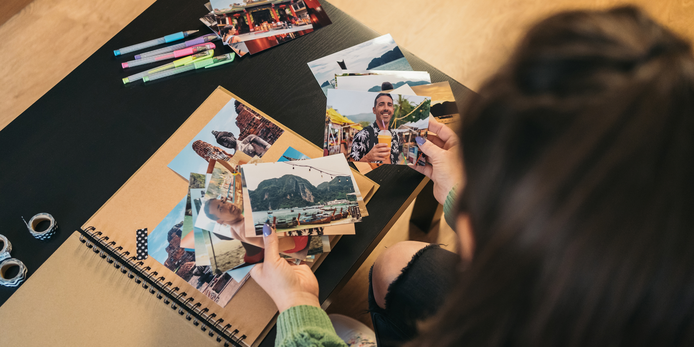 Une femme tenant des photographies | Source : Shutterstock