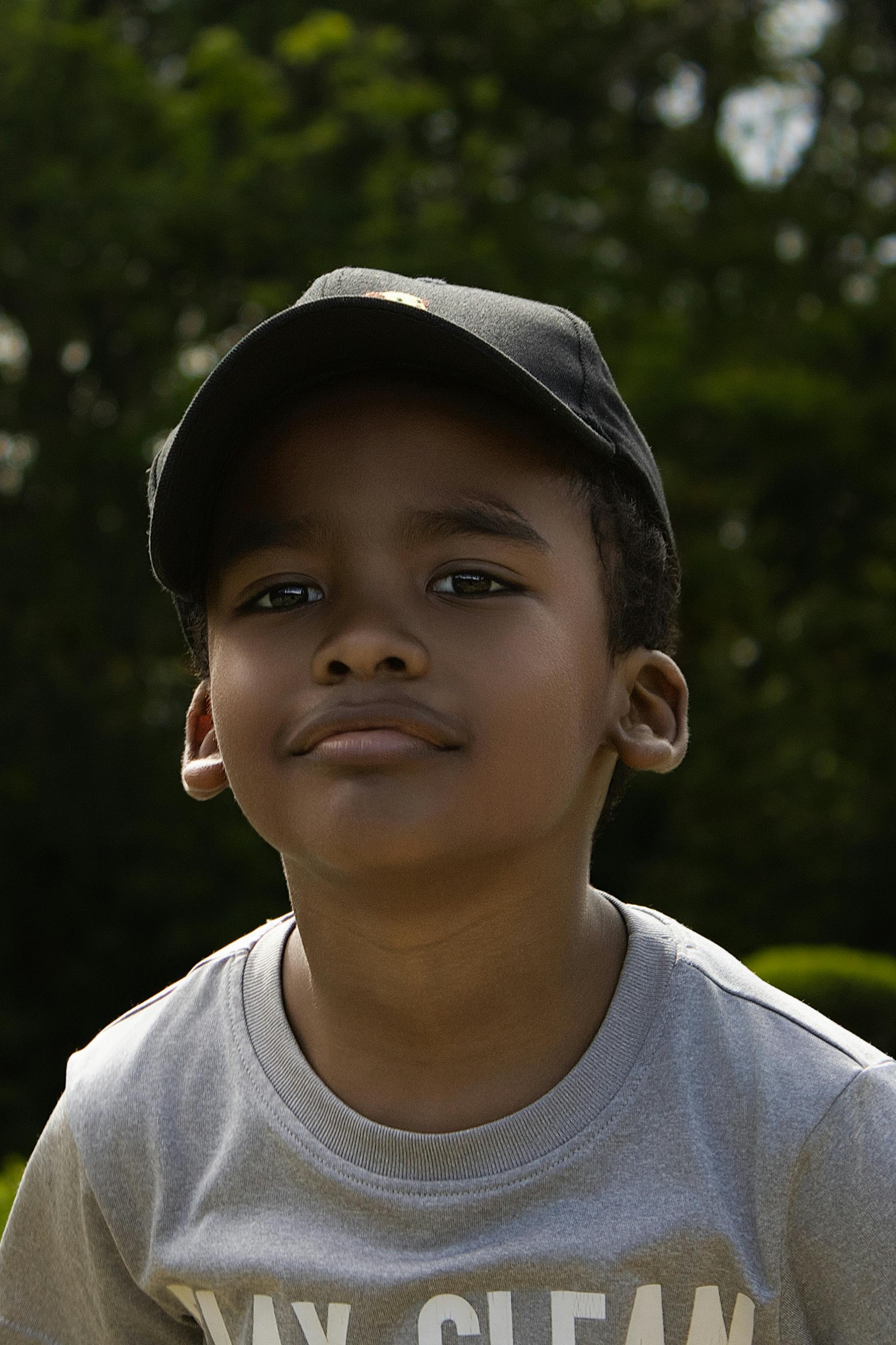 Un enfant portant une casquette | Source : Pexels