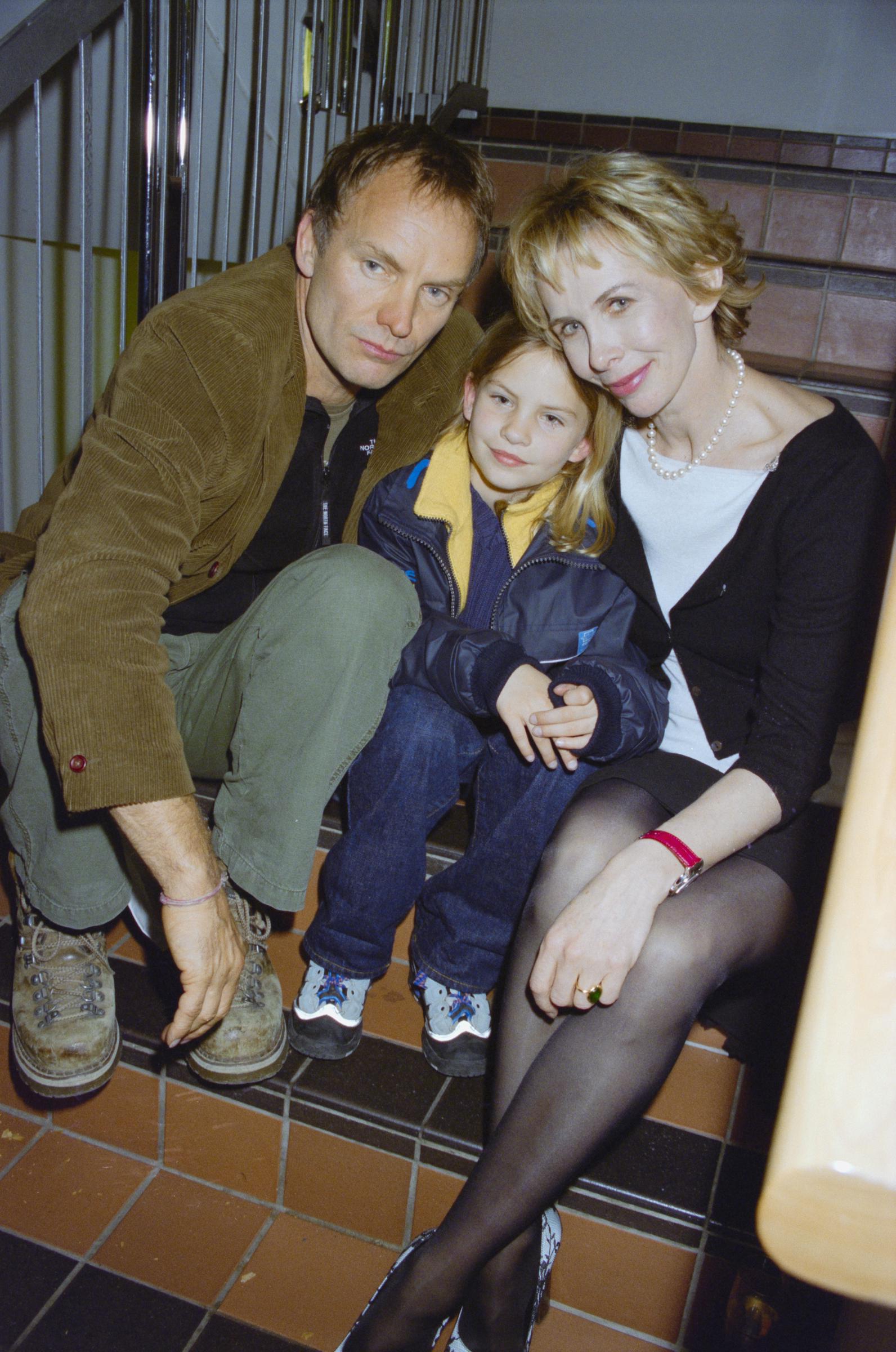 Sting, Eliot Sumner et Trudie Styler lors d'un événement caritatif à Londres, en Angleterre, en mars 1999. | Source : Getty Images