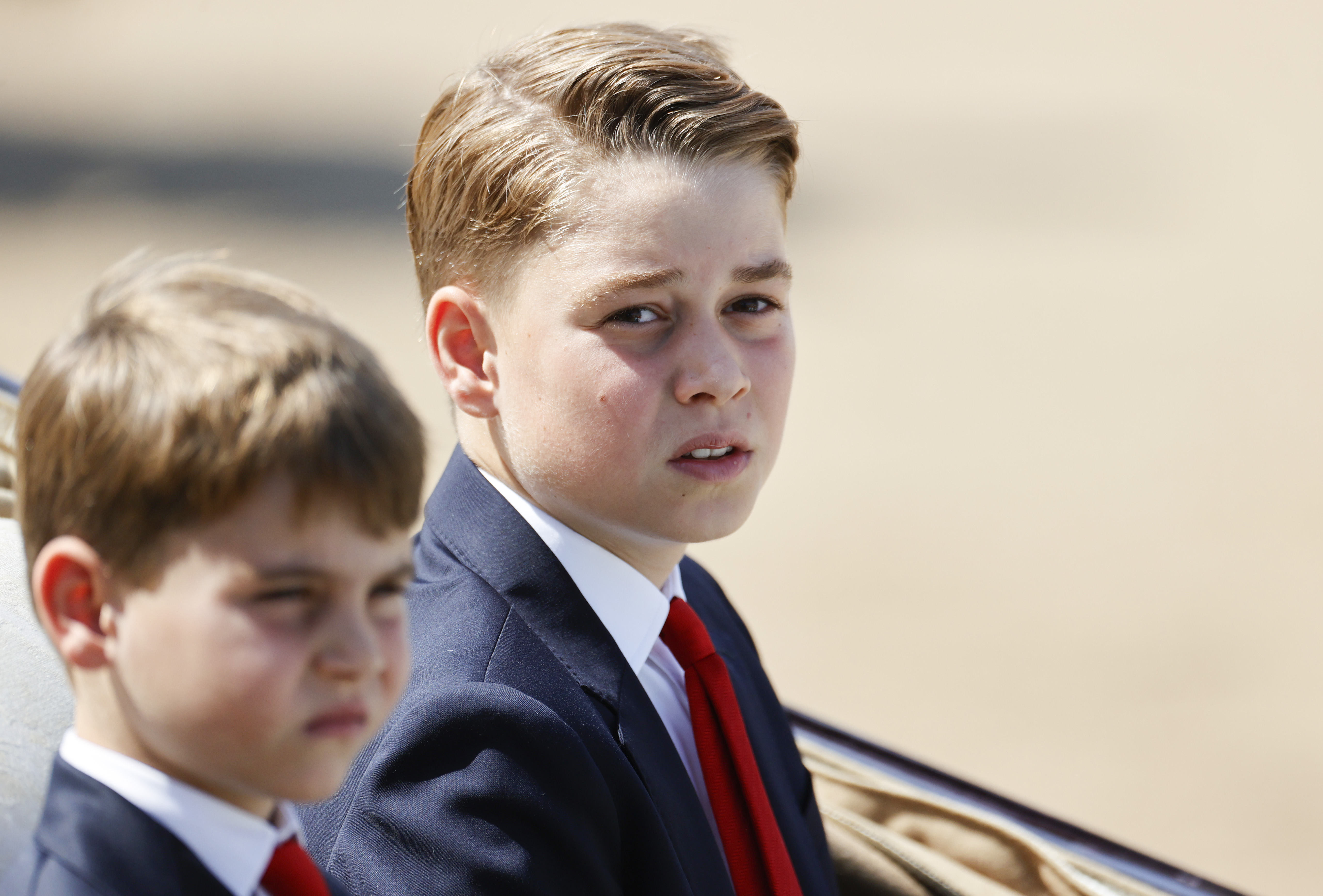 À 11 ans, George a assisté à la cérémonie du « Trooping the Colour » le 14 juin, vêtu d'un costume sombre et d'une cravate rouge. À quelques semaines seulement de son 12e anniversaire, cette photo montre à quel point il était proche de l'adolescence, qui allait marquer une autre étape importante : son premier jour à Eton en 2026.
