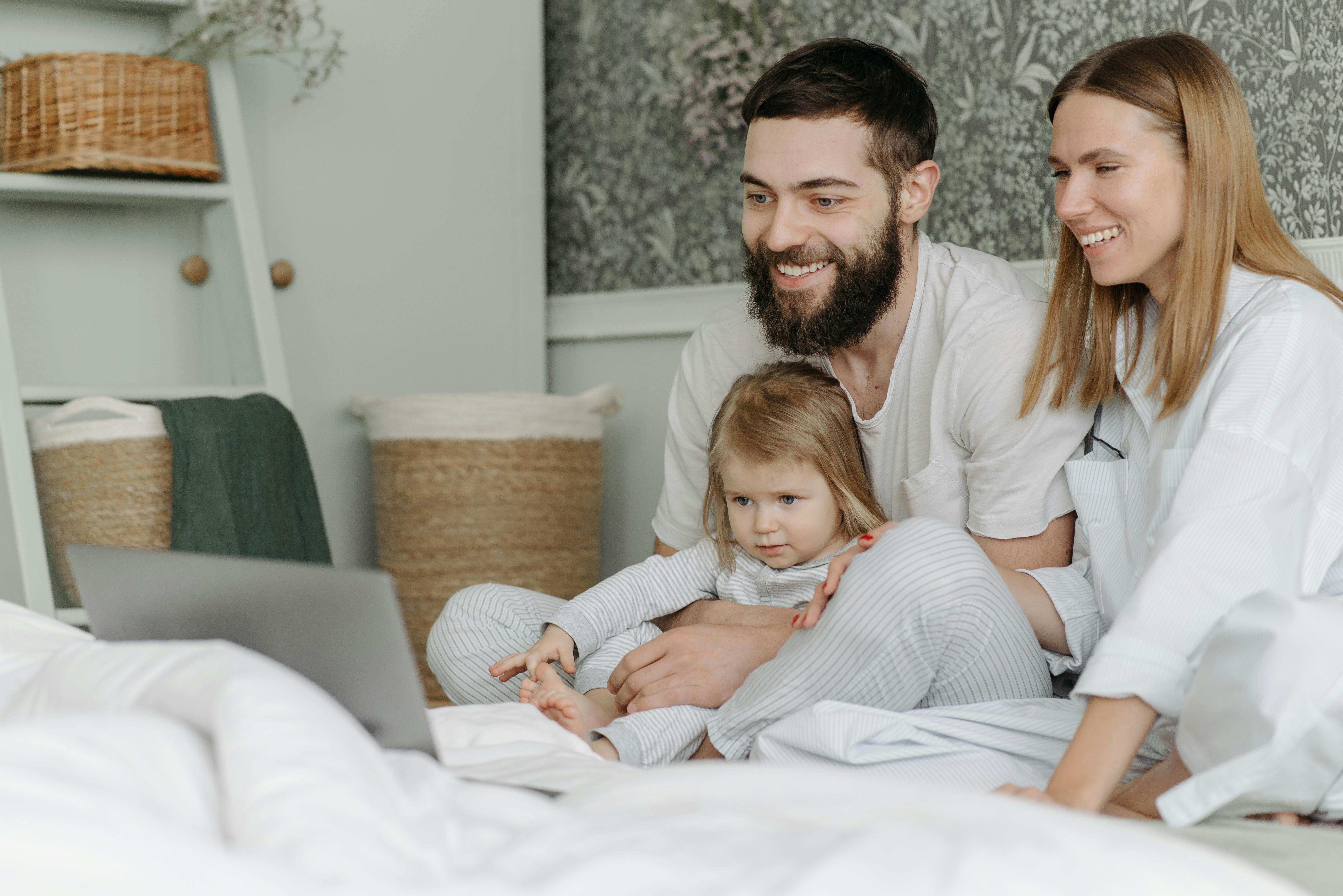 Couple en train de tisser des liens avec leur fille | Source : Pexels