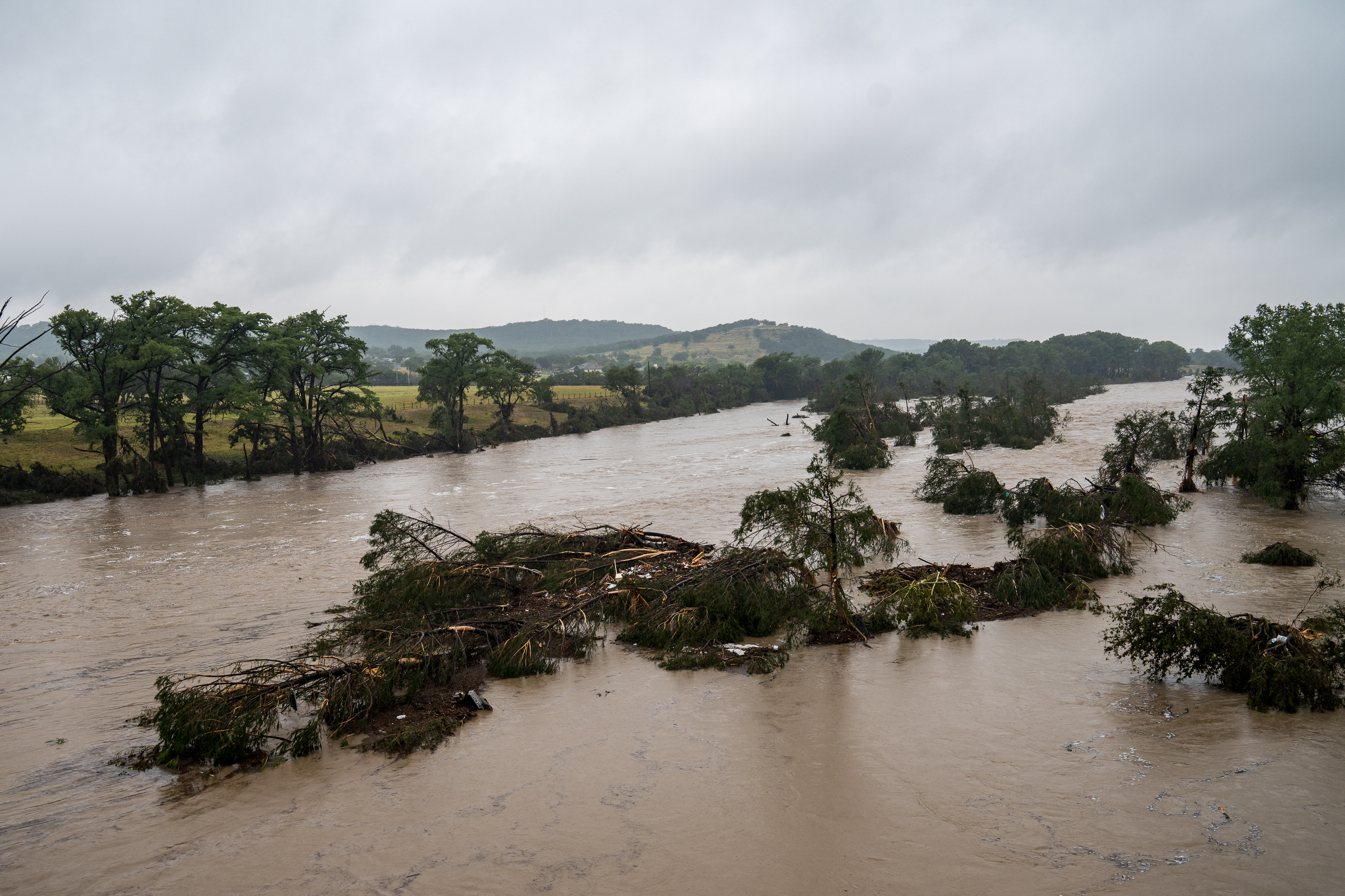 Arbres abattus par les inondations dévastatrices à Kerrville, Texas, le 4 juillet 2025. | Source : Getty Images
