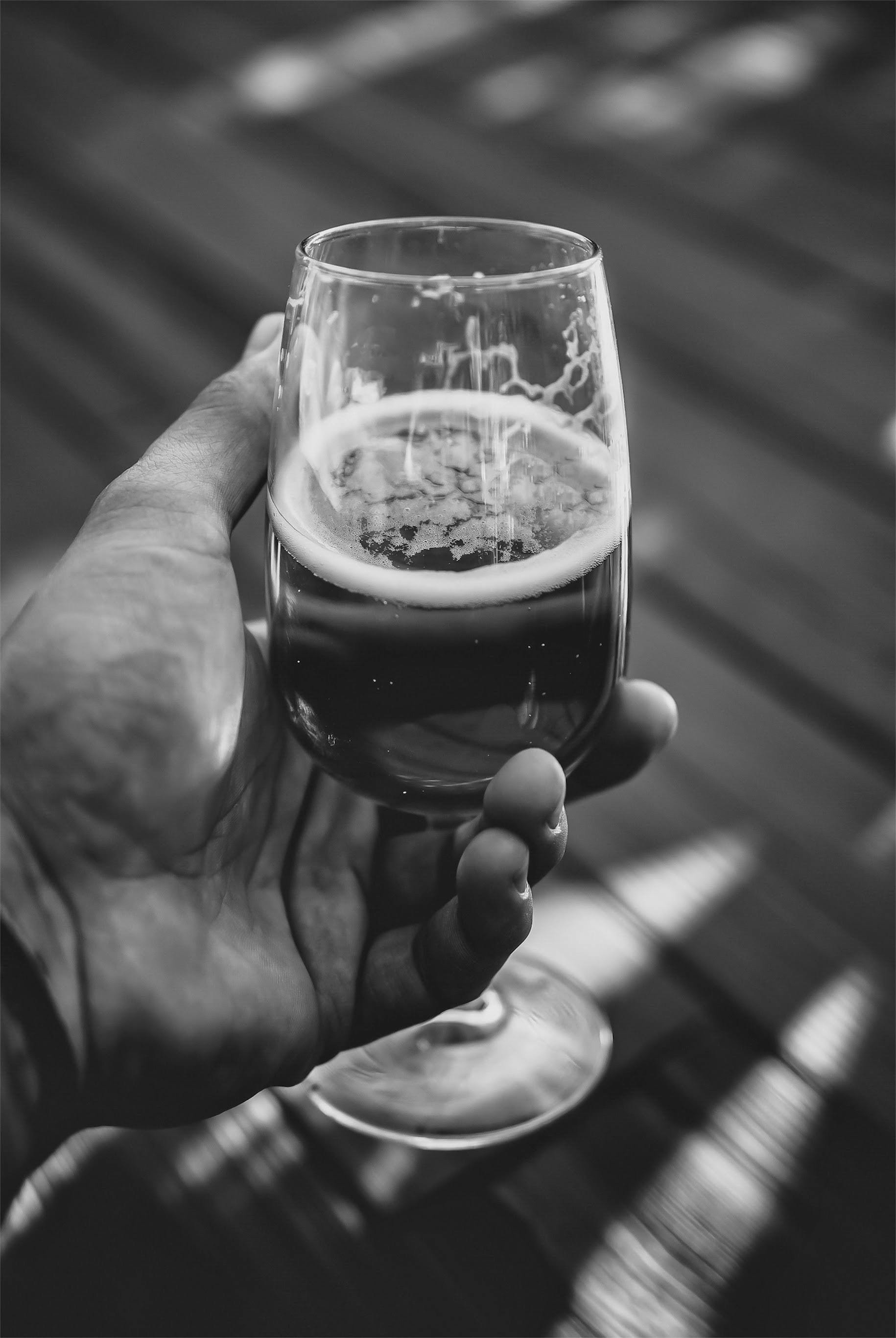 La main d'un homme tenant une boisson | Source : Pexels