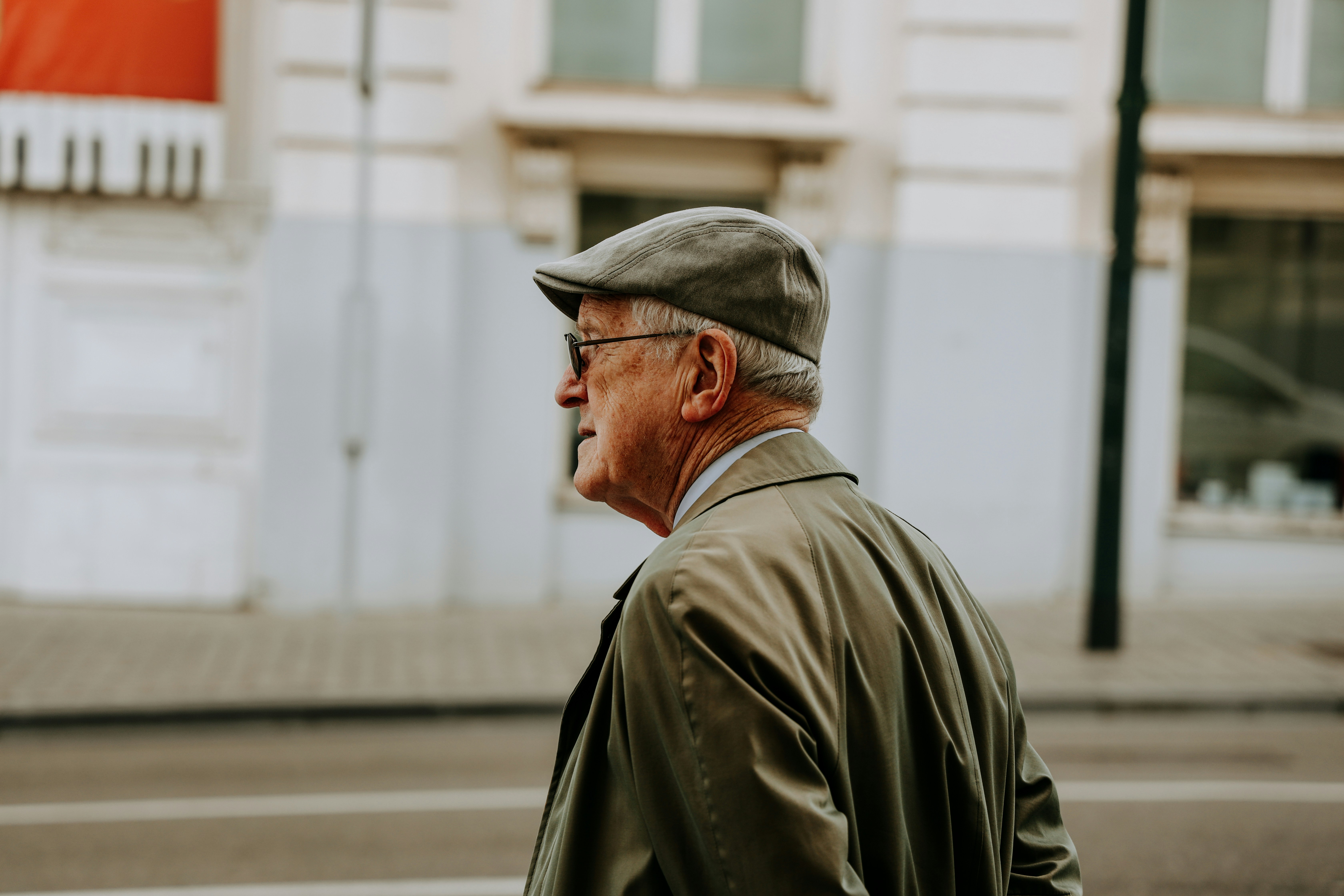 Homme âgé marchant dans une rue | Source : Unsplash