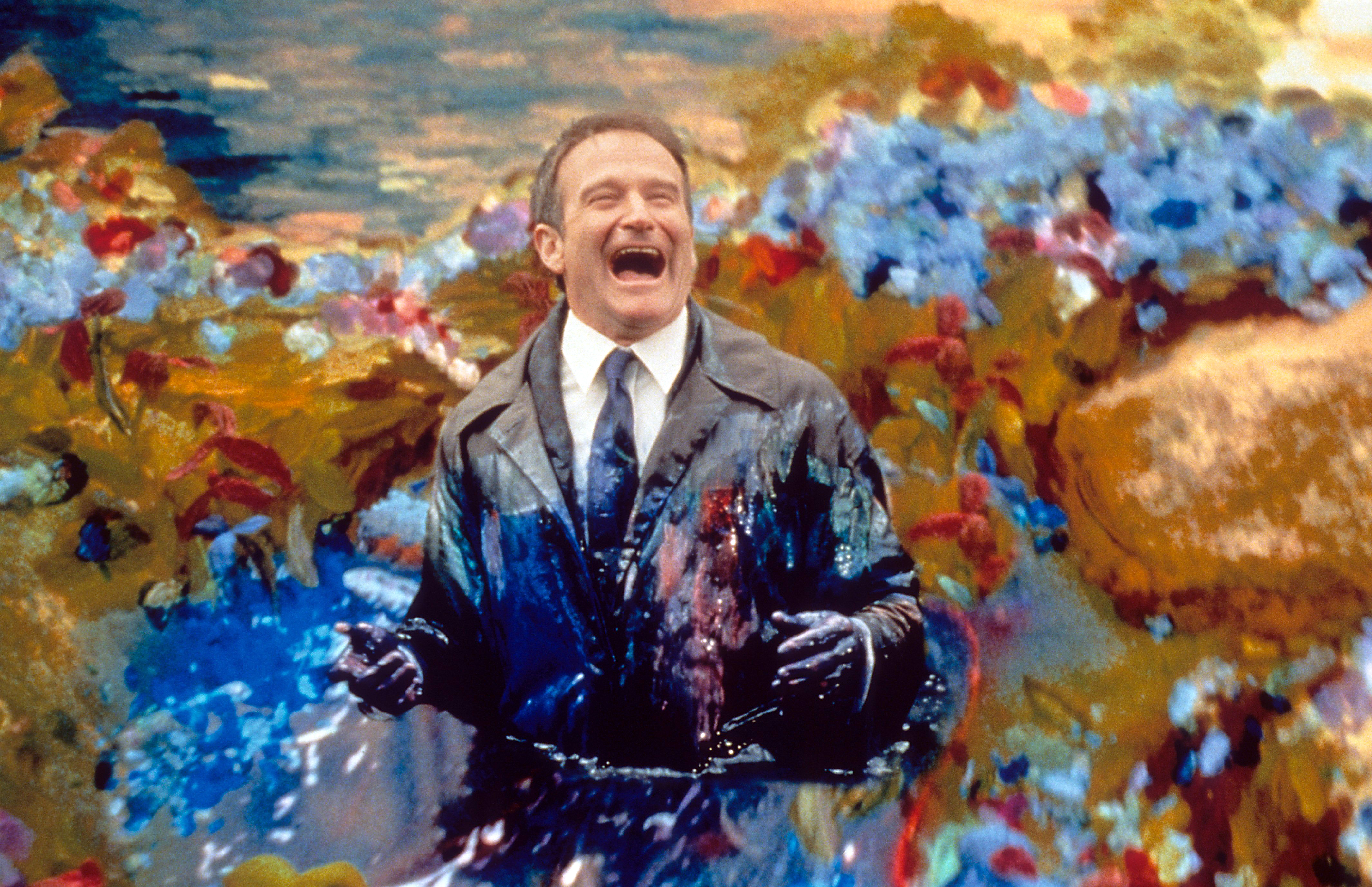 Robin Williams est recouvert de peinture dans une scène du film "Au-delà de nos rêves" en 1998 | Source : Getty Images