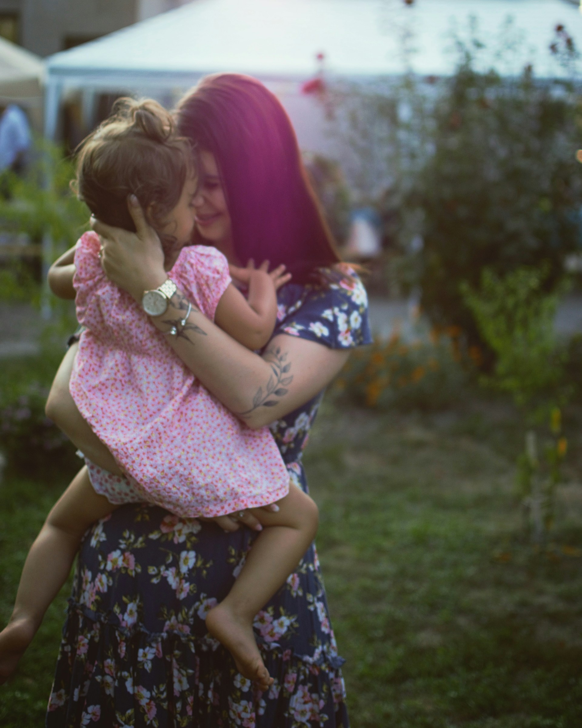 Une femme qui serre une fille dans ses bras | Source : Unsplash