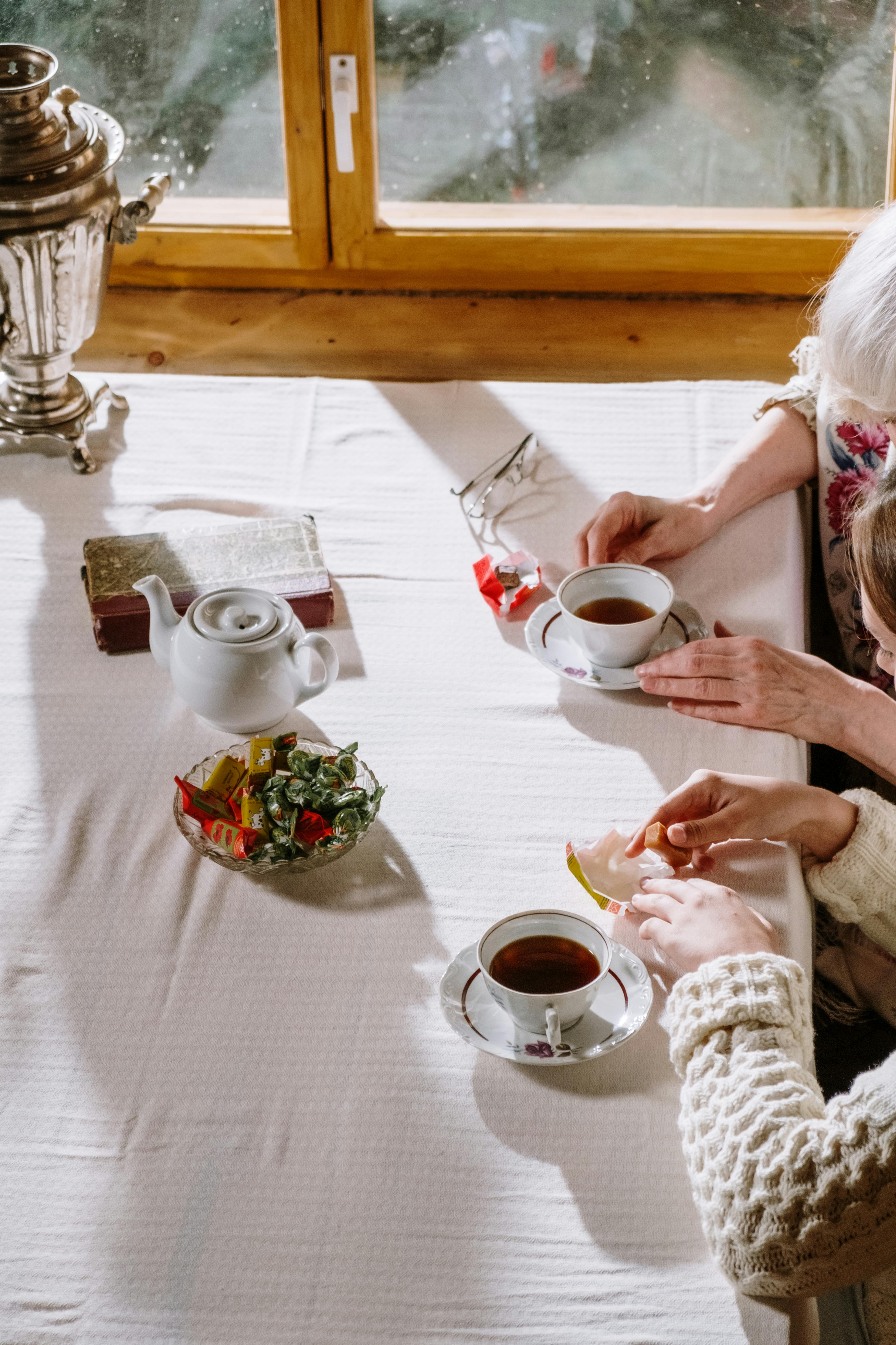 Deux femmes buvant du thé | Source : Pexels