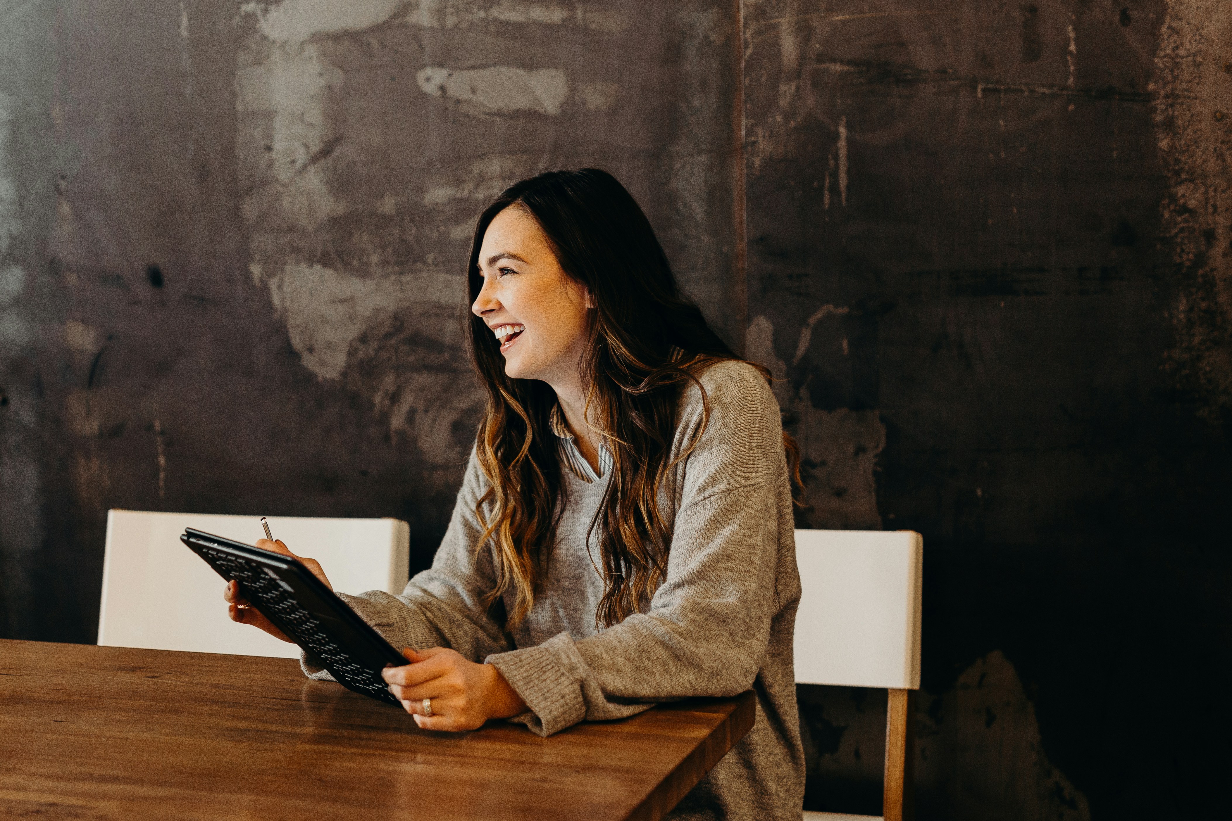 Une femme qui rit sur son lieu de travail | Source : Unsplash