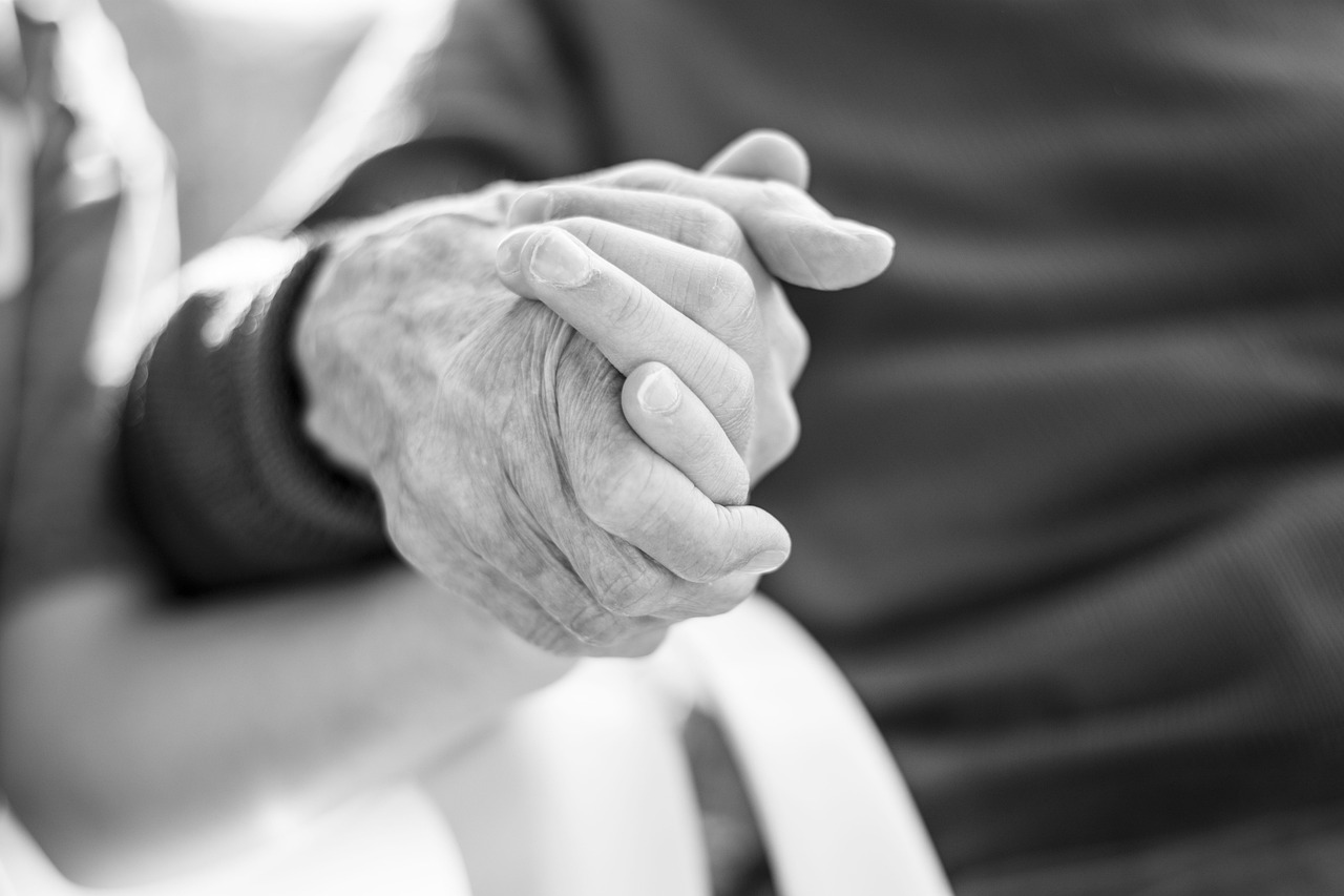 Un homme plus âgé tenant la main d'un jeune | Source : Pexels